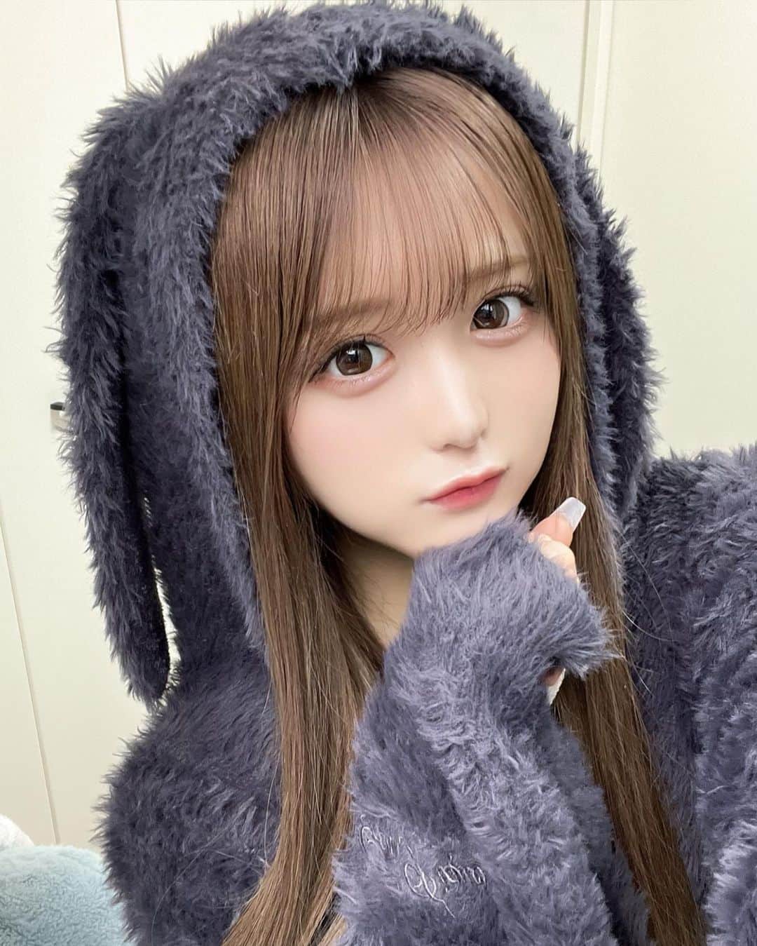 有栖ななさんのインスタグラム写真 - (有栖ななInstagram)「. ちょとまえだけど ひさびさにぱっつん復活した〜^⸝⸝> ̫ <⸝⸝^ ㅤㅤㅤㅤㅤㅤㅤㅤㅤㅤㅤㅤㅤ ㅤㅤㅤㅤㅤㅤㅤㅤㅤㅤㅤㅤㅤ いつもちょう曖昧な感じでお願いしても 髪色天才的に可愛くしてくれるの〜  ㅤㅤㅤㅤㅤㅤㅤㅤㅤㅤㅤㅤㅤ ㅤㅤㅤㅤㅤㅤㅤㅤㅤㅤㅤㅤㅤ天才さん → @chibachaan_loa ♥ ㅤㅤㅤㅤㅤㅤㅤㅤㅤㅤㅤㅤㅤ ㅤㅤㅤㅤㅤㅤㅤㅤㅤㅤㅤㅤㅤ 髪色明るいの好評で嬉しい 🎀 ㅤㅤㅤㅤㅤㅤㅤㅤ   #ビジョビ #ジェラピケ #gelato pique」12月3日 13時00分 - __arisunana