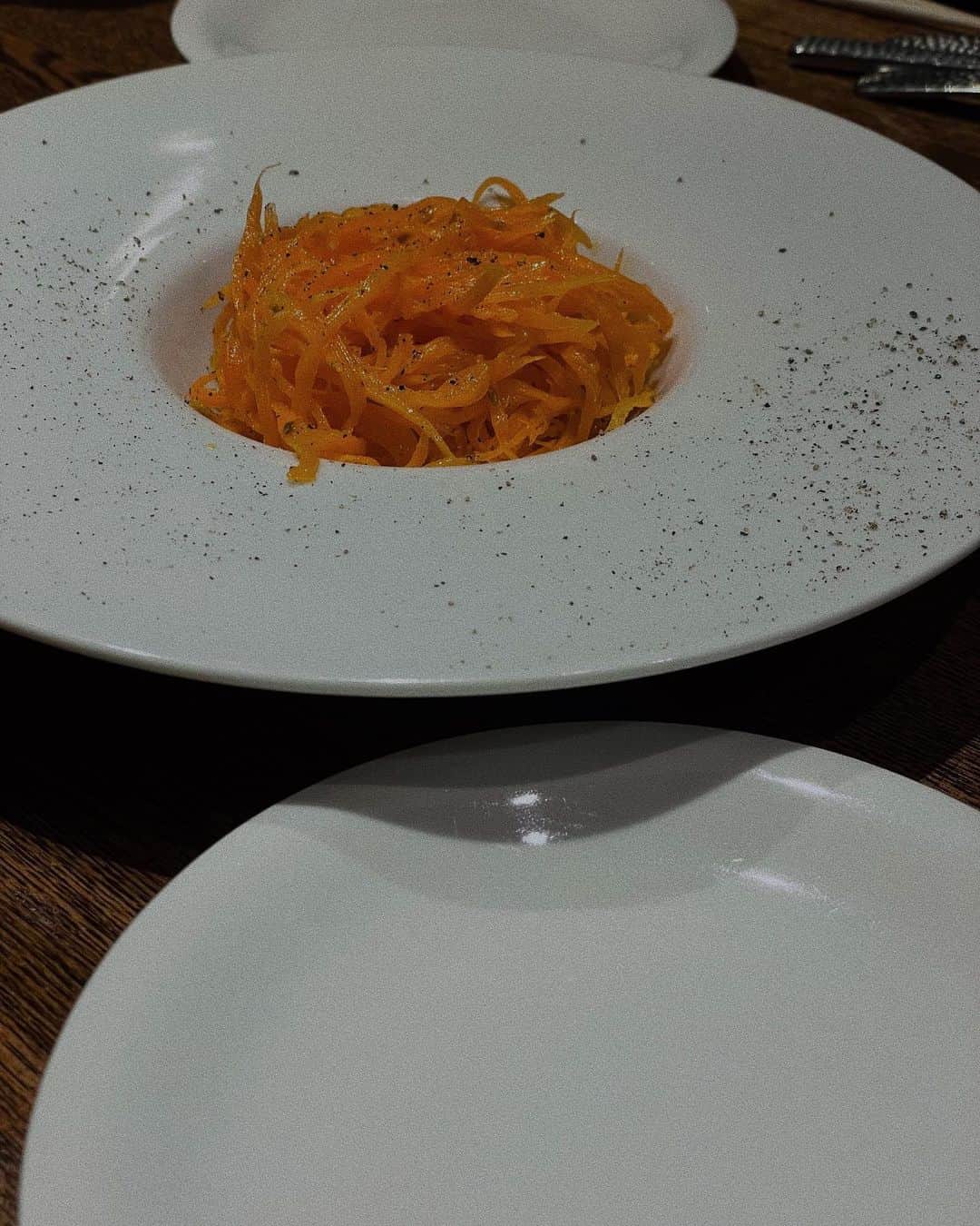 伊地知朋子のインスタグラム：「____ しあわせな夜〜🤍 パイとか ジュレとか 家で食べられへんそうなん 頼もっていうメニュー選び🤤  📍 @bistro_tiavo」