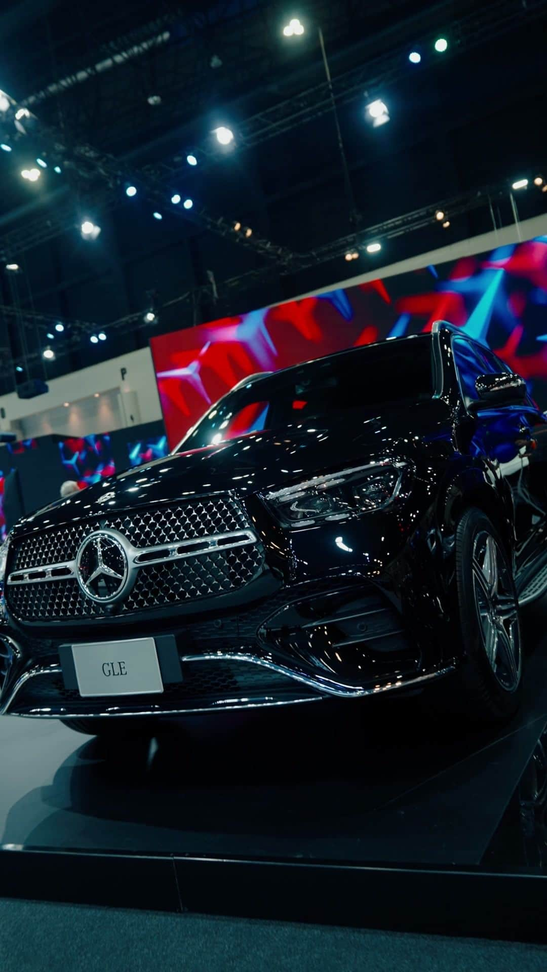 Mercedes-Benz Thailandのインスタグラム：「พบกับ Mercedes-Benz GLE 300 d 4MATIC AMG Dynamic ใหม่ล่าสุด 🏔️💥 ดีไซน์โฉบเฉี่ยวและโมเดิร์นในทุกองศา มาพร้อมการตกแต่งแบบ AMG Body Styling ที่มอบ Mood & Tone สไตล์สปอร์ตแต่ยังคงความหรูหราตามแบบฉบับของเมอร์เซเดส-เบนซ์  และคงความพิถีพิถันในเรื่องของความสะดวกสบายพื้นที่ใช้งานกว้างขวาง   🚗 Mercedes-Benz GLE 300 d 4MATIC AMG Dynamic  ราคาเริ่มต้นที่ 5,590,000 บาท  พบข้อเสนอสุดพิเศษได้ที่บูธ Mercedes-Benz 🗓️ ตั้งแต่วันที่ 1 - 11 ธันวาคม 2566  📍 ณ อิมแพ็ค ชาเลนเจอร์ ฮอลล์ 1 เมืองทองธานี  *อุปกรณ์บางส่วนในภาพอาจแตกต่างจากที่จำหน่ายจริง โปรดตรวจสอบรายการอุปกรณ์ของรถยนต์แต่ละรุ่นที่ผู้จำหน่ายฯ อย่างเป็นทางการทั่วประเทศ   #FUTUREFORALL #MotorExpo2023 #GLE #MercedesBenz #MercedesBenzThailand」