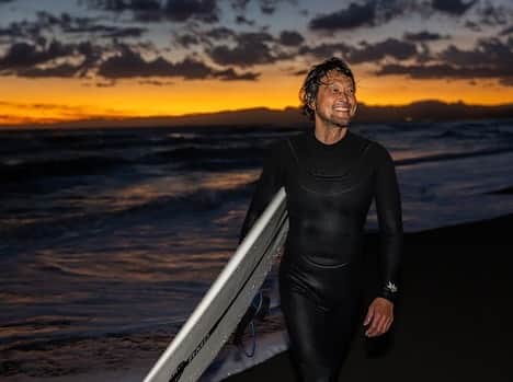 三浦理志さんのインスタグラム写真 - (三浦理志Instagram)「日が沈んでしまっていたけど風がOFFに変わっていたので急いで海へ。 15分だけだったけど暗くなるまで...。 やっぱサーフィン最高〜！ リハビリ 📸 @junjikumano 🙌🙌🙌 #surf #surfhog #surfandnorf #sunset」12月3日 13時11分 - mar4m