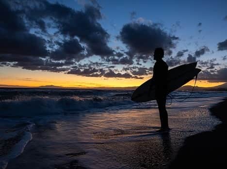 三浦理志さんのインスタグラム写真 - (三浦理志Instagram)「日が沈んでしまっていたけど風がOFFに変わっていたので急いで海へ。 15分だけだったけど暗くなるまで...。 やっぱサーフィン最高〜！ リハビリ 📸 @junjikumano 🙌🙌🙌 #surf #surfhog #surfandnorf #sunset」12月3日 13時11分 - mar4m