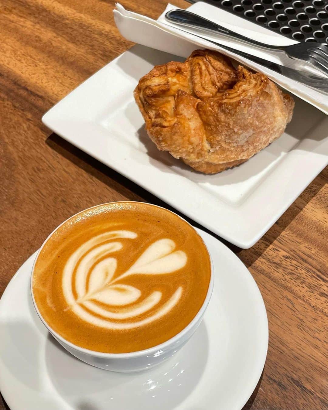 miriishiiのインスタグラム：「☕️ ⁡ ワイキキエリアに滞在するなら必ずや訪れてほしい @konacoffeepurveyors ！ International Market Place内にあります。 なんと、あの @honolulucoffee の 創始者が立ち上げたお店でなのです👏 ⁡ コーヒーはもちろんのこと、 ここで食べられるクイニーアマンが天下一品。 バターがギュッと染み込んだサクサクの生地が大天才！ 昨日の投稿でシェアしたパンケーキ同様に ひとつで食べ応え抜群だから、 ひとつを2人でシェアしても充分満足できると思う◎ ⁡ ちなみにここのpatisseriesは @bpatisserie のもので、 創始者のレイノルドさんが惚れ込んでハワイのカフェで 扱わせてもらえるよう頼んで実現したんだって🥰 (there was also some vegan / gluten-free patisseries!) ⁡ 店内の雰囲気もとても素敵なので是非！ ⁡ ⁡ #ミリ旅 #HAWAII」