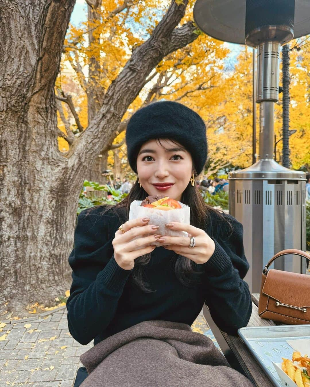 大口智恵美のインスタグラム：「shakeshackの期間限定トリュフポテトが美味しかった🧡🍂  #外苑前 #銀杏並木 #shakeshack」