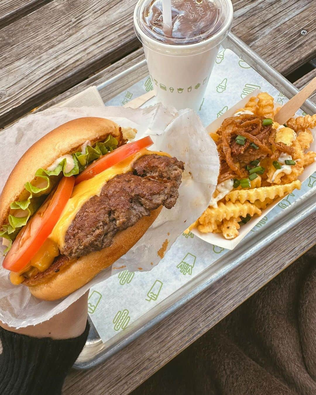 大口智恵美さんのインスタグラム写真 - (大口智恵美Instagram)「shakeshackの期間限定トリュフポテトが美味しかった🧡🍂  #外苑前 #銀杏並木 #shakeshack」12月3日 13時14分 - chemiiiii