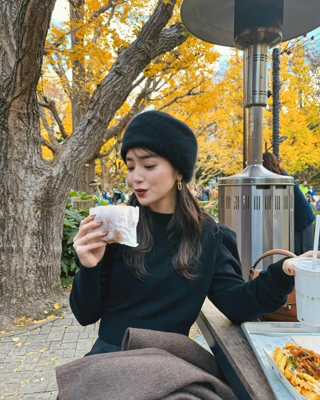 大口智恵美さんのインスタグラム写真 - (大口智恵美Instagram)「shakeshackの期間限定トリュフポテトが美味しかった🧡🍂  #外苑前 #銀杏並木 #shakeshack」12月3日 13時14分 - chemiiiii