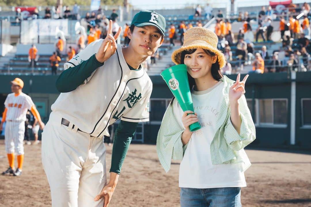 下剋上球児のインスタグラム：「🧢👒  まもなく13:30から #下剋上球児 第7話再放送✨ よる9時からは第8話放送！  根室姉弟のオフショットをお届け📸 ベスト4を決める試合、 ちーちゃんは今夜もすき焼きかー？  #tbs #日曜劇場 #下剋上球児 #まもなく第7話再放送 #第8話は今夜9時放送✨」