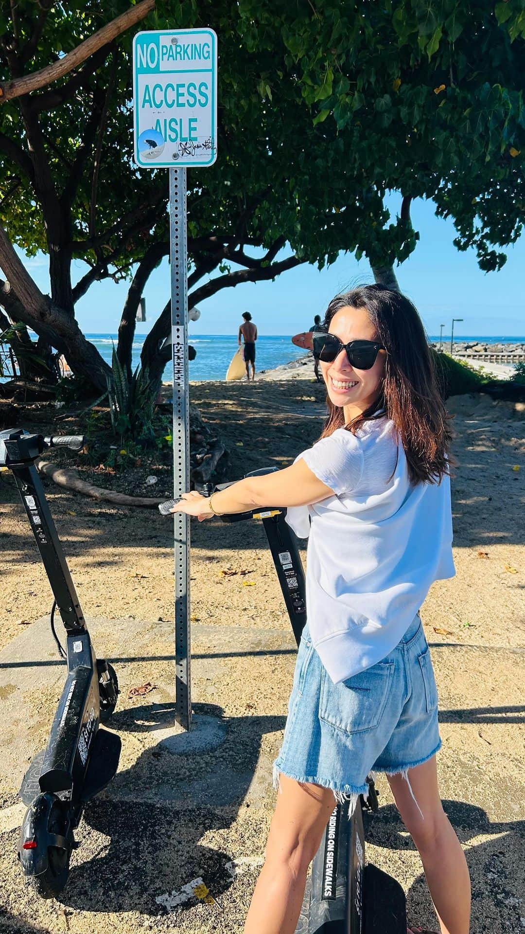 野沢和香のインスタグラム：「Morning ride☀️ で波check🤍 so much fun😆🛴  #hawaii #ハワイ　#ハワイ旅行」