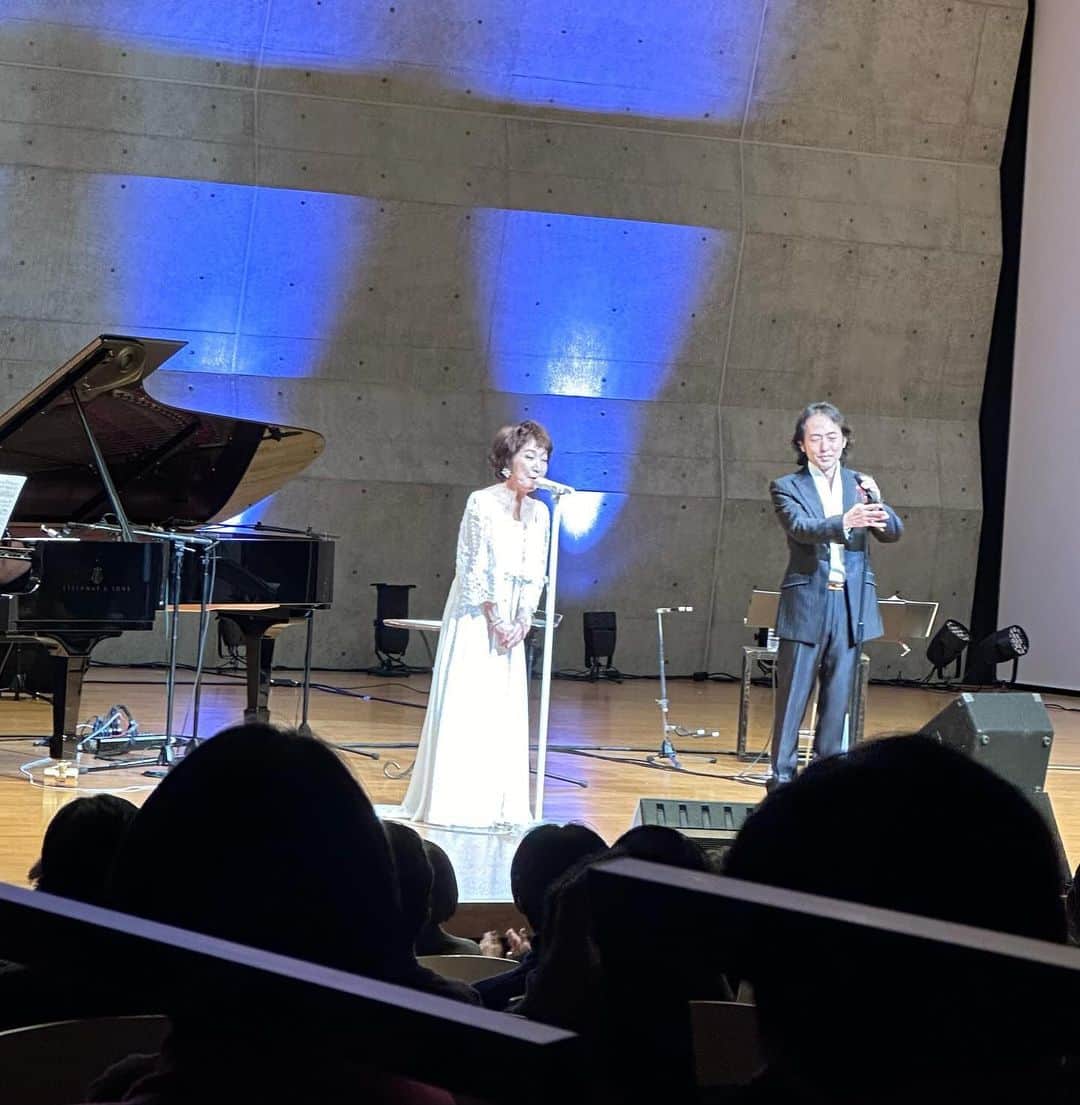 森山良子のインスタグラム：「秋川雅史さんと2人のコンサート。 アベマリアやクラッシックを一緒に歌い、 それぞれ１時間づつ自前の曲、いつもと違うコンサートです。 とても楽しみました。あ、まだ今日も有ります。 今、和歌山城ホールに向かう途中、ちょー大好きな市場が、、寄るっきゃない❤️ひとしきり興奮‼️ ギリギリ迄楽しんじゃいました🥰  昨夜はフィリピン、ミンダナオ島で起きた大きな地震の為、こちらでも深夜、携帯に警報があり１１時５６分に町全体に津波注意報がアナウンスされました。 地震の可能性の有る国や地域はいつも危機管理を考えなければいけない事、改めて切なく 感じました。 さあ、今日も良きコンサートとなりますように❤️💪」