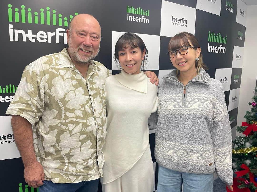 akikoのインスタグラム：「今年もInter FM『Lazy Sunday』にはたくさんお世話になりました。ジョージ、マヤさん、そして優しいスタッフのみなさんに感謝🙏🙏🙏  今日の出演はradikoで聴けます。クリスマスの生演奏と、年末年始のライブを詳しく紹介しています。  来年も準レギュラーとして😂頑張ります！  #lazysunday  #interfm897」