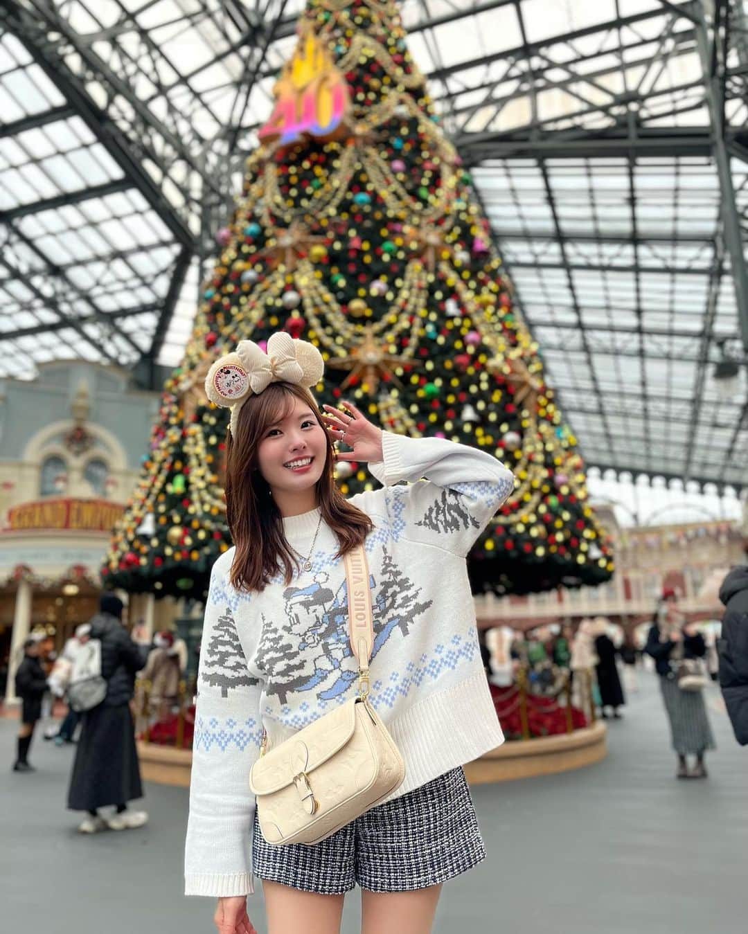 YOUKORINさんのインスタグラム写真 - (YOUKORINInstagram)「Christmas🎅 40周年のツリーと一緒に🎄  ランチはポリネシアンショーの 予約が取れたので行ってきました🤙🌺 小さい頃に行ったぶりで 大満足すぎた🫶 キャラクターに誕生日祝って 貰えて幸せ🥺💓  ショーもがっつりハワイアンショーで 見応えばっちりでご飯食べる 暇がないぐらい🤣 おすすめランチショーでした♡  #ディズニー#ディズニーランド#40周年#Disney#Disneyland#ディズニーコーデ#クリスマスディズニー#クリスマスツリー#ポリネシアンテラスレストラン#🤙#tokyodisneyland」12月3日 13時34分 - xxy0uc0riinxx