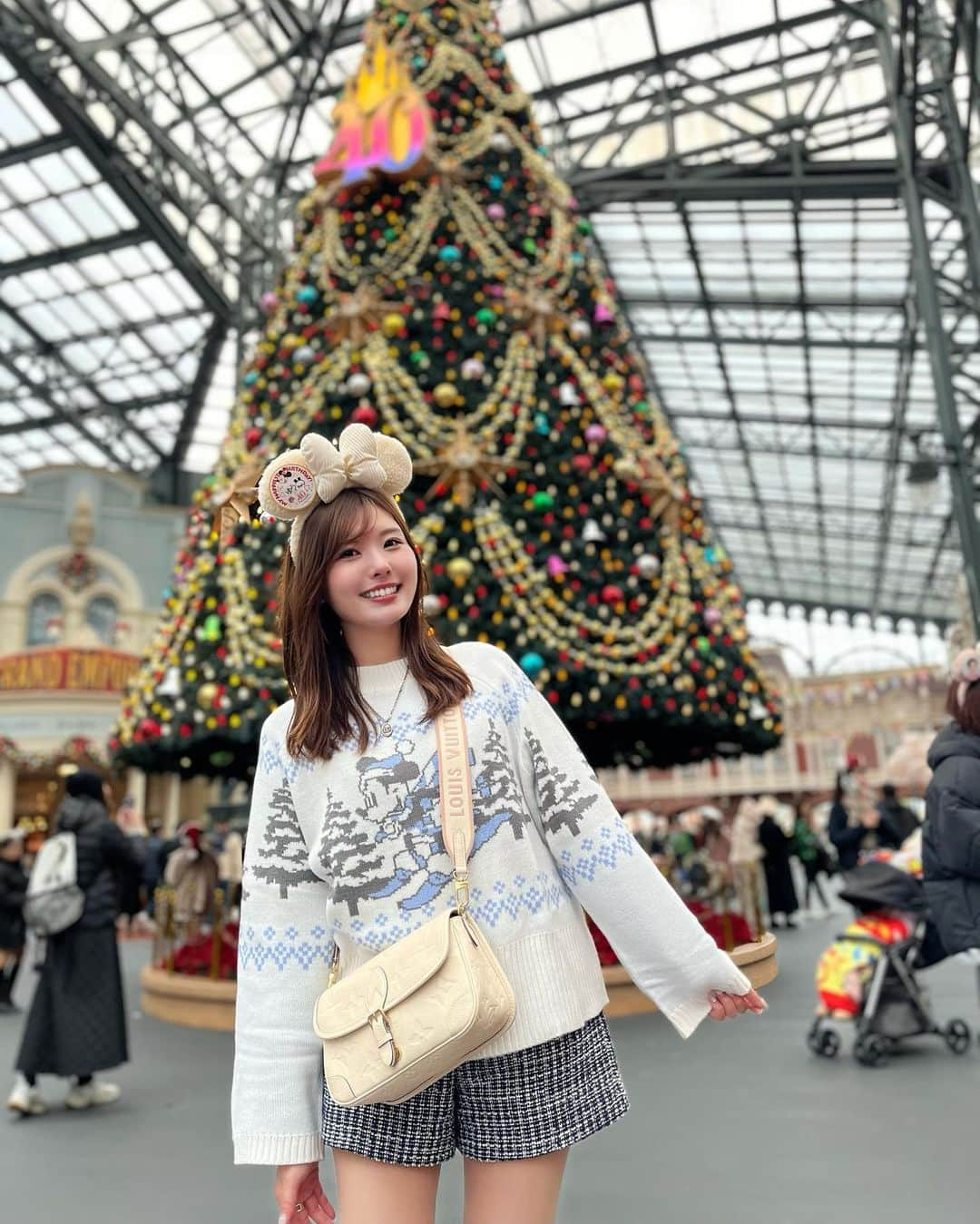 YOUKORINさんのインスタグラム写真 - (YOUKORINInstagram)「Christmas🎅 40周年のツリーと一緒に🎄  ランチはポリネシアンショーの 予約が取れたので行ってきました🤙🌺 小さい頃に行ったぶりで 大満足すぎた🫶 キャラクターに誕生日祝って 貰えて幸せ🥺💓  ショーもがっつりハワイアンショーで 見応えばっちりでご飯食べる 暇がないぐらい🤣 おすすめランチショーでした♡  #ディズニー#ディズニーランド#40周年#Disney#Disneyland#ディズニーコーデ#クリスマスディズニー#クリスマスツリー#ポリネシアンテラスレストラン#🤙#tokyodisneyland」12月3日 13時34分 - xxy0uc0riinxx