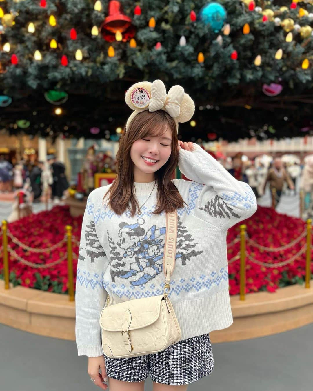 YOUKORINさんのインスタグラム写真 - (YOUKORINInstagram)「Christmas🎅 40周年のツリーと一緒に🎄  ランチはポリネシアンショーの 予約が取れたので行ってきました🤙🌺 小さい頃に行ったぶりで 大満足すぎた🫶 キャラクターに誕生日祝って 貰えて幸せ🥺💓  ショーもがっつりハワイアンショーで 見応えばっちりでご飯食べる 暇がないぐらい🤣 おすすめランチショーでした♡  #ディズニー#ディズニーランド#40周年#Disney#Disneyland#ディズニーコーデ#クリスマスディズニー#クリスマスツリー#ポリネシアンテラスレストラン#🤙#tokyodisneyland」12月3日 13時34分 - xxy0uc0riinxx