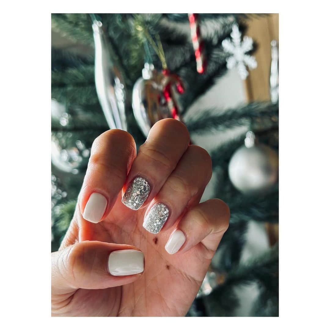 yori designerのインスタグラム：「White Xmasをイメージした New nail💅」