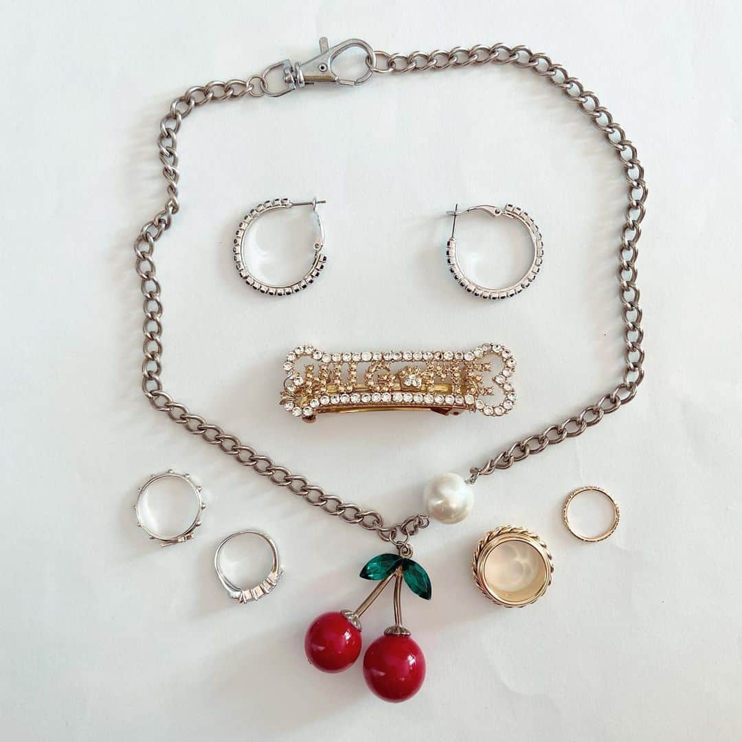 おおたうにさんのインスタグラム写真 - (おおたうにInstagram)「Cherry necklace 入野ver. / handmade rhinestone hoop earrings / Shibuya? "HUG ME" barrette / remake  brooch→barrette rings! / Mom's, PIAGET, TIFFANY, Don Bosco Sha  大阪から同級生が帰京！と連絡もらったのでお茶しに渋谷行ったら、ほんとにどこにも入れないくらいすごい人だった🙀 そこから新大久保に移動したけどこちらも凄かった！  このぽかぽか陽気の内に！と、久しぶりのエルメスカーディガンにパッチつきデニムにロンTで、90年代から目指している「MTV Unplugged のときのカート・コバーン」的な！！  今ではあんな値段じゃとても買えないであろう、エルメスたんのアルパカカーディガン。 悩みに悩んでいる買いに行った、若き日の自分GJ👍✨  #今日のアクセサリー #accessoriesoftheday #handmadeaccessory #fashion」12月3日 13時27分 - outa_uni