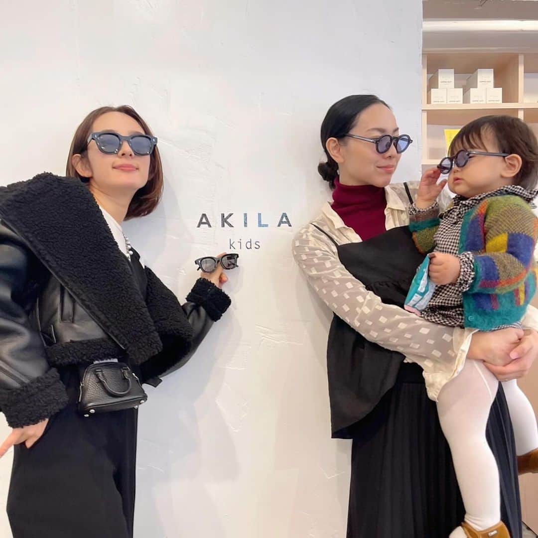 HALCAのインスタグラム：「😎😎😎 @akila.la からkids collectionが ローンチされたのでお買い物しに行ってきました！ 大人のサングラスと同じデザインだから 例えば家族みんなでお揃いとか絶対に可愛いよね？ #akilaeyewear」