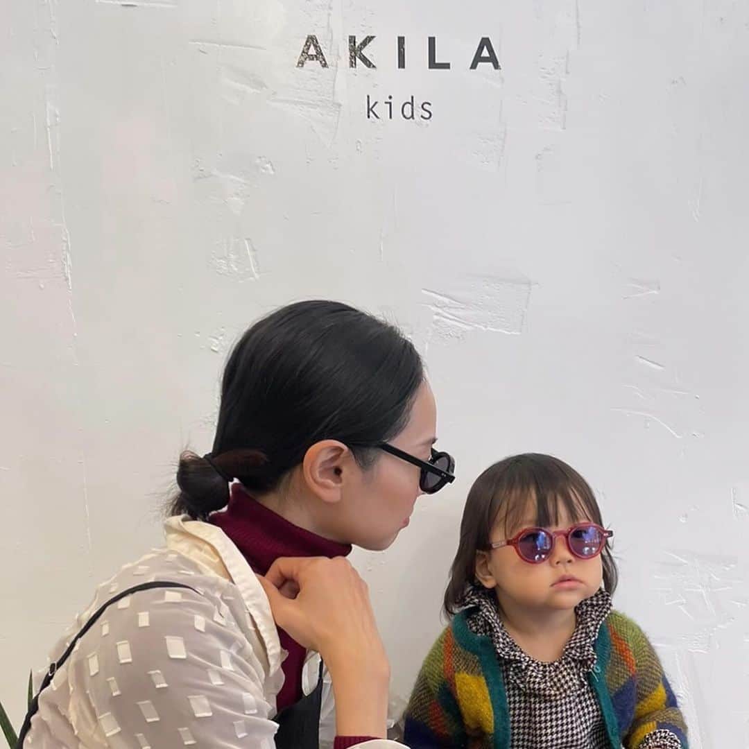 HALCAさんのインスタグラム写真 - (HALCAInstagram)「😎😎😎 @akila.la からkids collectionが ローンチされたのでお買い物しに行ってきました！ 大人のサングラスと同じデザインだから 例えば家族みんなでお揃いとか絶対に可愛いよね？ #akilaeyewear」12月3日 13時43分 - halca_