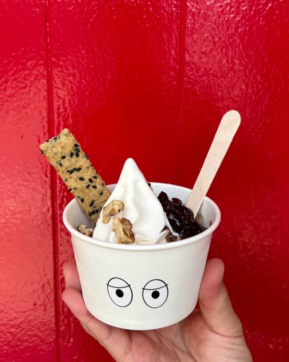 なかしましほ（foodmood）さんのインスタグラム写真 - (なかしましほ（foodmood）Instagram)「鎌倉のソングブックカフェでは通年甘酒ミルクソフトを販売しています。甘酒とよつ葉乳業の乳製品で作る優しい甘みのソフトクリームに、foodmoodの黒ごまクッキー、あんこ、ほんのりお醤油味の甘じょっぱいクルミをトッピング。カフェのあたたかい室内でおやつにどうぞ🍦」12月3日 13時37分 - foodmoodshop