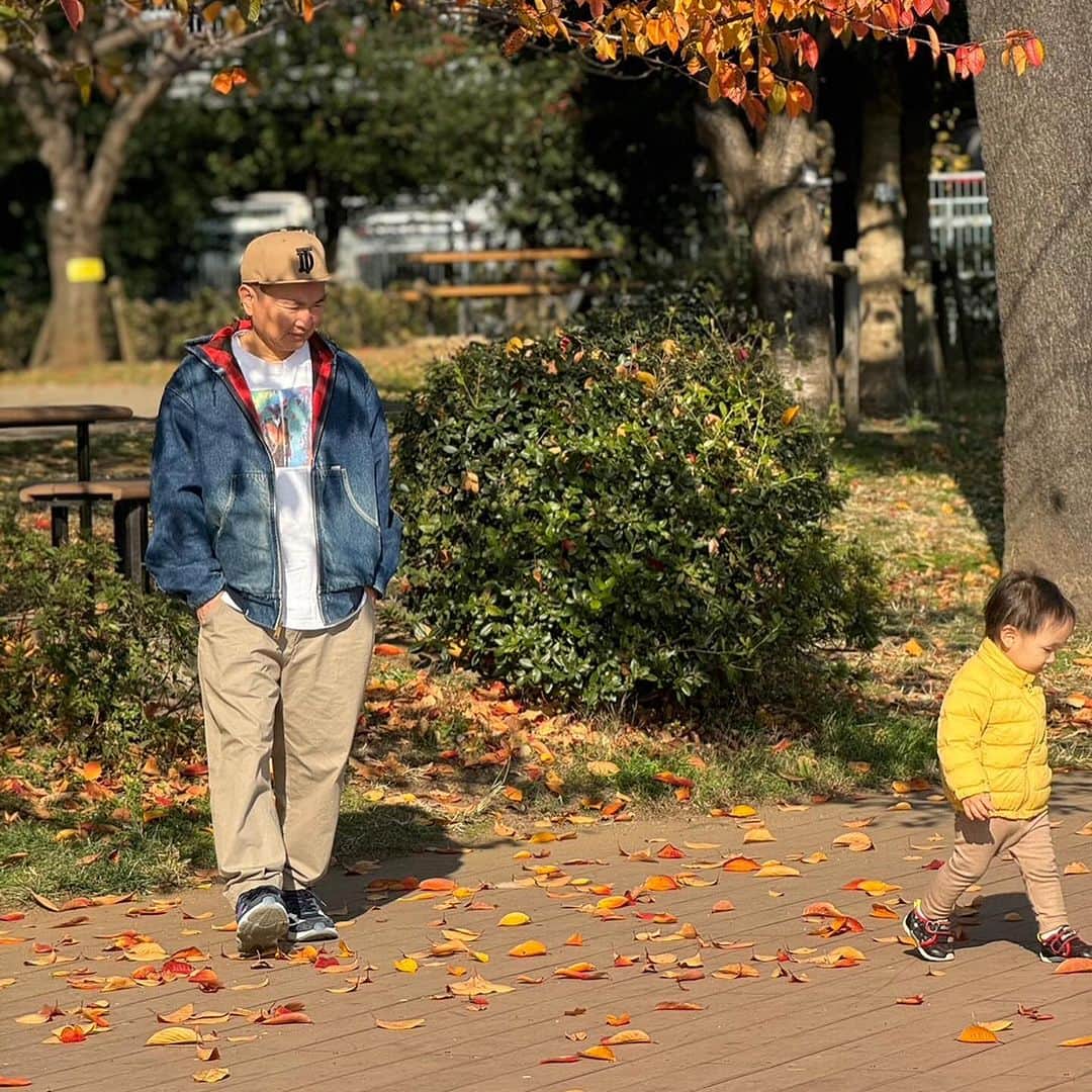 山内健司（かまいたち）さんのインスタグラム写真 - (山内健司（かまいたち）Instagram)「。 今日は朝公園へ✋  長男がずっとストライダー乗ってて、もう自転車乗れるはずや、って前から言ってたのに嫌がって自転車乗ってなくて、今日なんとか説得して自転車チャレンジしたら1発で乗れた😂😂😂  一回も転けずに😂😂😂  俺が小さい時は補助輪自転車で慣らして、補助輪外して、お父さんに押してもらって転びながら何回もやってやっと乗れたのになー😂  ストライダー凄いなー🚲  なので、ストライダーは次男のものになりました✋  そんな今日のTシャツは、何かしらのアートTシャツ🛀  けっこうボロやけど良い感じ👍  誰の作品だろう？わかる人いますか？😂  アウターはカーハートのデニムアクティブジャケット🚗  裏地が赤チェックのを買いました✋✋✋  ダウン着ると丸過ぎて雪だるまにみたいになるので、このくらいの厚みで今年の冬は乗り切ろうと思ってます✋✋✋✋✋😂  スニーカーは ニューバランス✖️kithの新しいやつ✋✋✋  もう一色も買おうか迷うくらい履きこごちも最高👍  #ヴィンテージTシャツ #カーハート  #carhartt  #ストライダー  #かまいたち山内」12月3日 13時58分 - sneakerkenji0117