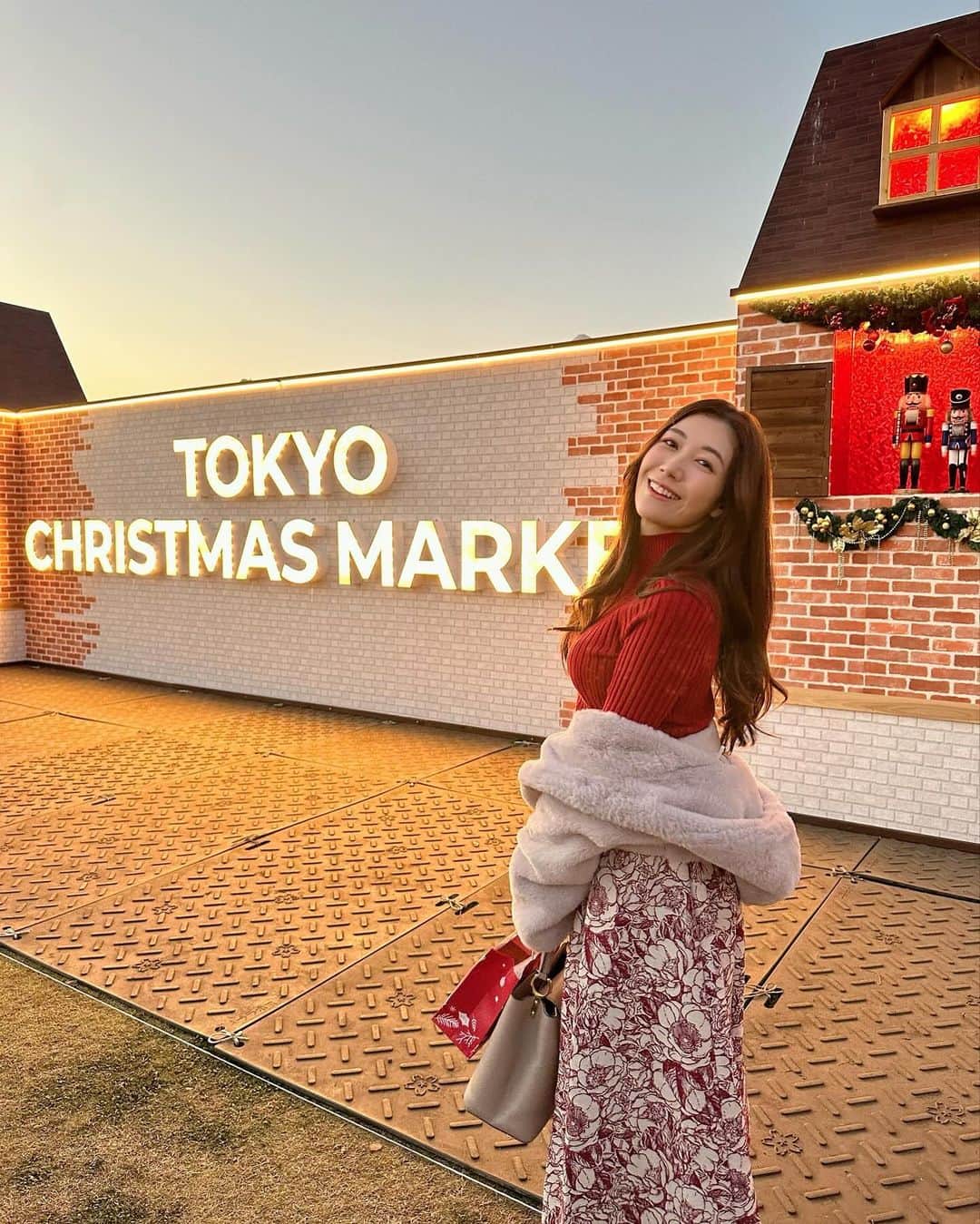 穂川果音さんのインスタグラム写真 - (穂川果音Instagram)「先日、クリスマスマーケットに行ってきたよ〜🎄 雰囲気が好きで実は毎年行ってます♡ 今回は、外苑前で開催されている東京クリスマスマーケットへ！ 16:30くらいには日が落ちるのでイルミネーションも見ることができますよ〜✨ ビールとカリーブルストの組み合わせか最高すぎました🤤  tops→ @fray_id  skirt→ @swingle_official   #クリスマス　#クリスマスマーケット　#明治神宮　#東京クリスマスマーケット　#tokyochristmas #christmasmarket #クリスマスコーデ　#赤コーデ」12月3日 14時09分 - hokawakanonn