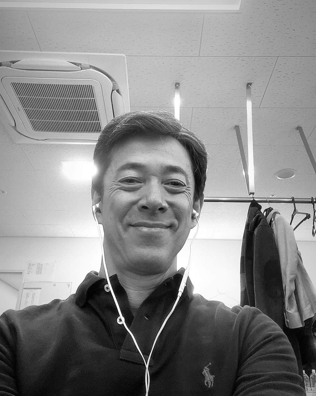 西川忠志のインスタグラム：「いいなぁ🎵😊  楽屋でApple musicの『J POP』のコーナーで なんか新しい曲知りたいなぁと思って おすすめを色々聴いていましたら 出だしで『あっ！この始まりいいなぁ！』という曲に 出会いました。  今流れている曲です🎵お知らせまで😅  今日は3回公演！只今休憩中🍀  感謝 西川忠志」