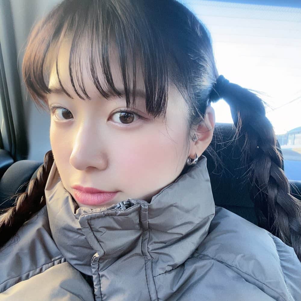 門脇更紗のインスタグラム：「関西🐙 ライブありがとうございました︎！ 珍しい髪型にしてみた！ 耳が寒かったです！🙉  今回の関西は素敵なご縁に助けられて、温かみを心に感じました。まだまだ頑張る！！」