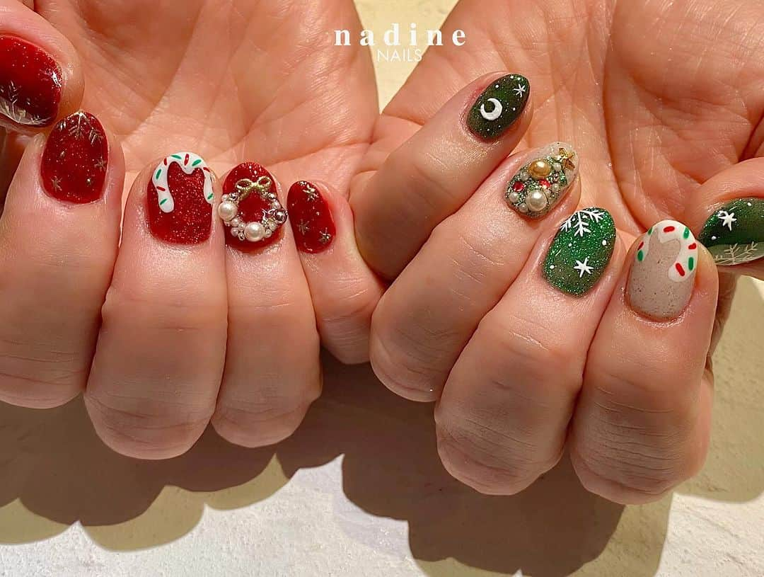 nadineNAILSのインスタグラム：「🪄💚❄️🎄❤️  ありがとうございます꒡̈⃝☺︎︎   #マグネットネイル  #結晶ネイル   #クリスマスネイル   #冬ネイル  nail sheet 🪐‪ @lavankomono   *─────────────────────────*   * * * #個性派ネイル #シンプルネイル #ミラーネイル #オシャレネイル #大人ネイル #恵比寿ネイルサロン #nailstagram  #winternnails #ebisunailsalon #newnails  #nadinenails #美甲 #tgel #젤네일 #네일아트 #네일스타그램 #btsyoko #이달의네일 #겨울네일 #크리스마스네일」