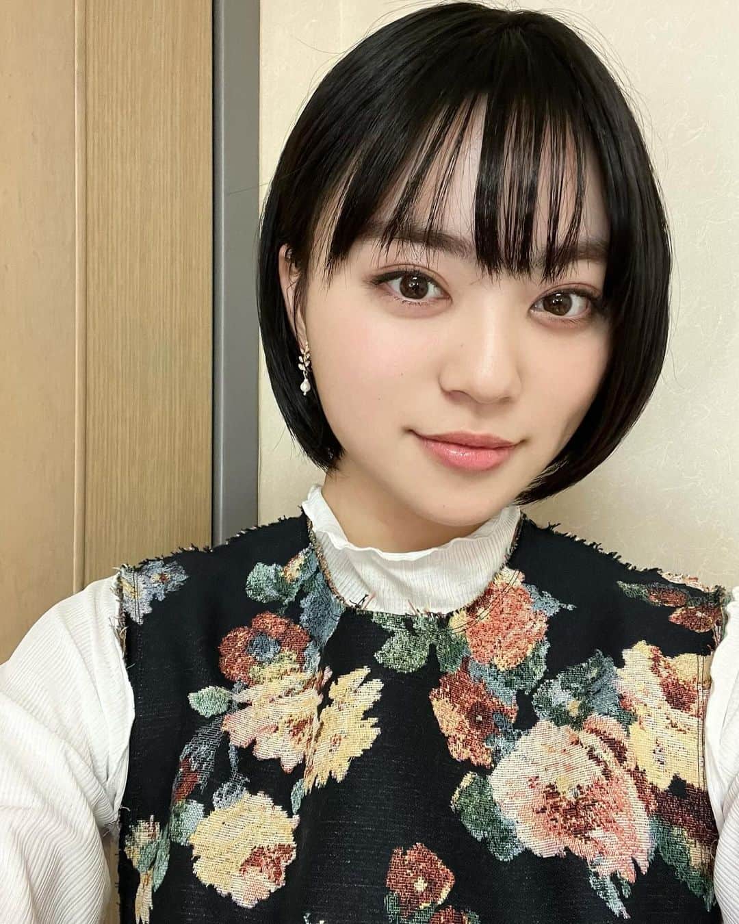 深尾あむさんのインスタグラム写真 - (深尾あむInstagram)「今日放送のNHK短歌、ご覧くださった方ありがとうございました。 今回のテーマは「ケーキ」でした🍰 再放送は12月8日14:10〜です。是非！」12月3日 14時15分 - amufukaofficial