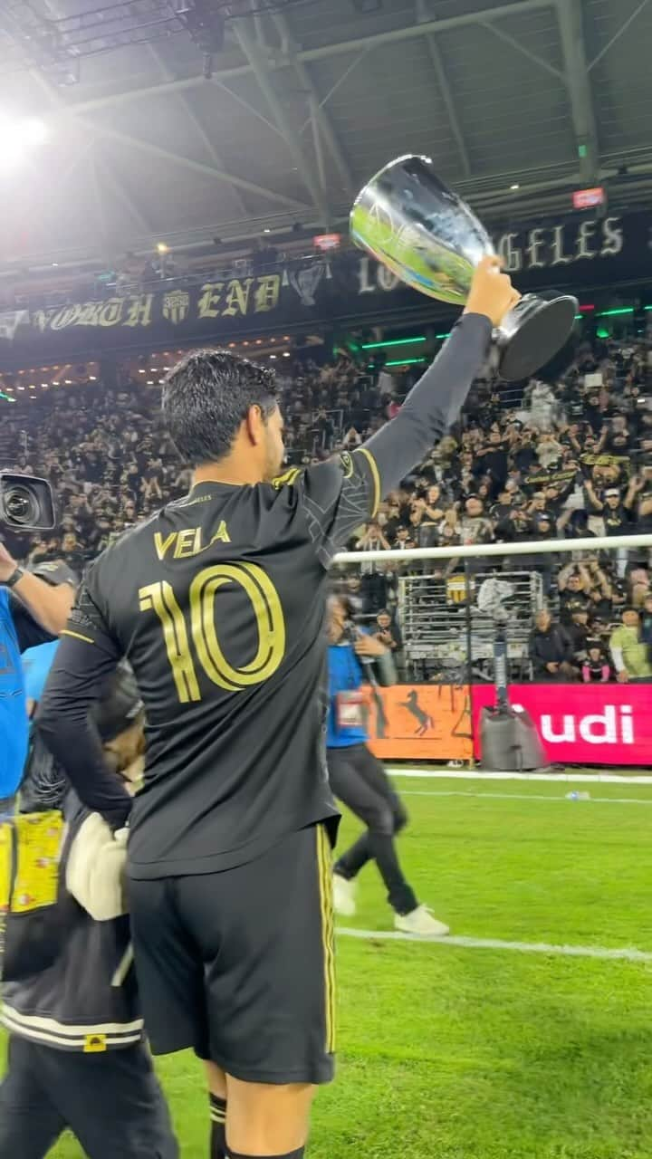 カルロス・ベラのインスタグラム：「Lift it, @carlosv11_! 🏆  @lafc // Audi MLS Cup Playoffs」