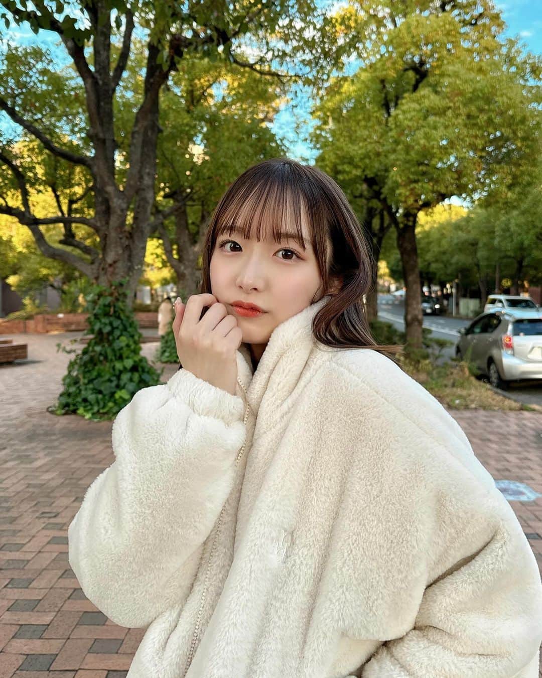 内田珠鈴のインスタグラム：「クリスマスさんぽ ツリーと同じくらいビアバーに惹かれたけど寒くて飲まなかった🍺🥲」