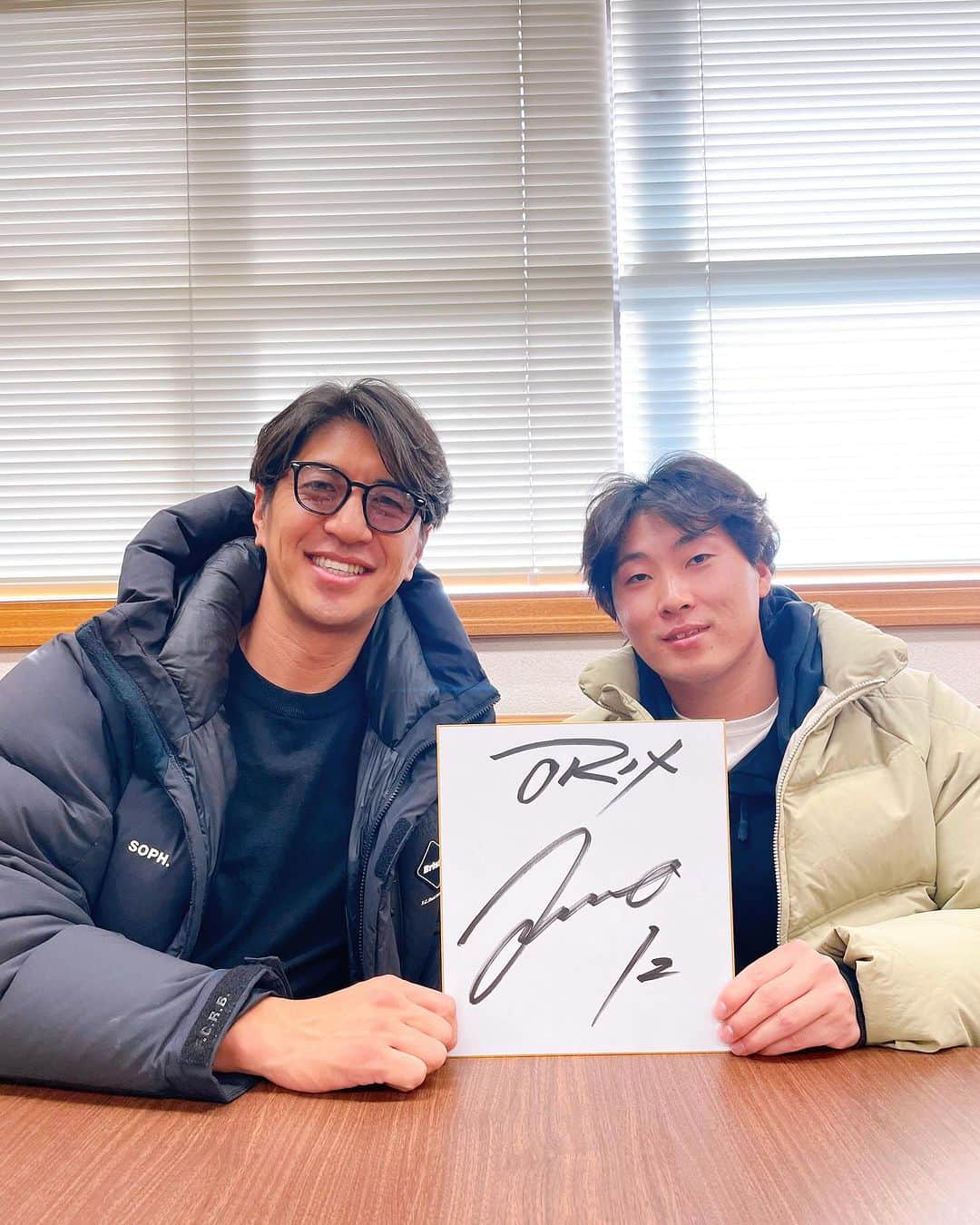 田中大貴のインスタグラム：「負けない男が背番号95→12に🎙️ #東晃平 #1番最初に12番入りサインを書いてくれました」