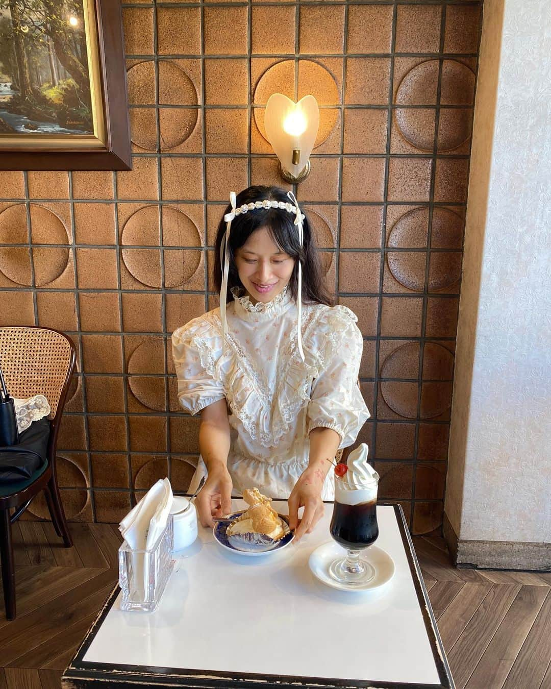 小藪奈央のインスタグラム：「. 🦢🦢🦢 Love this retro cafe in Itabashi, Tokyo」