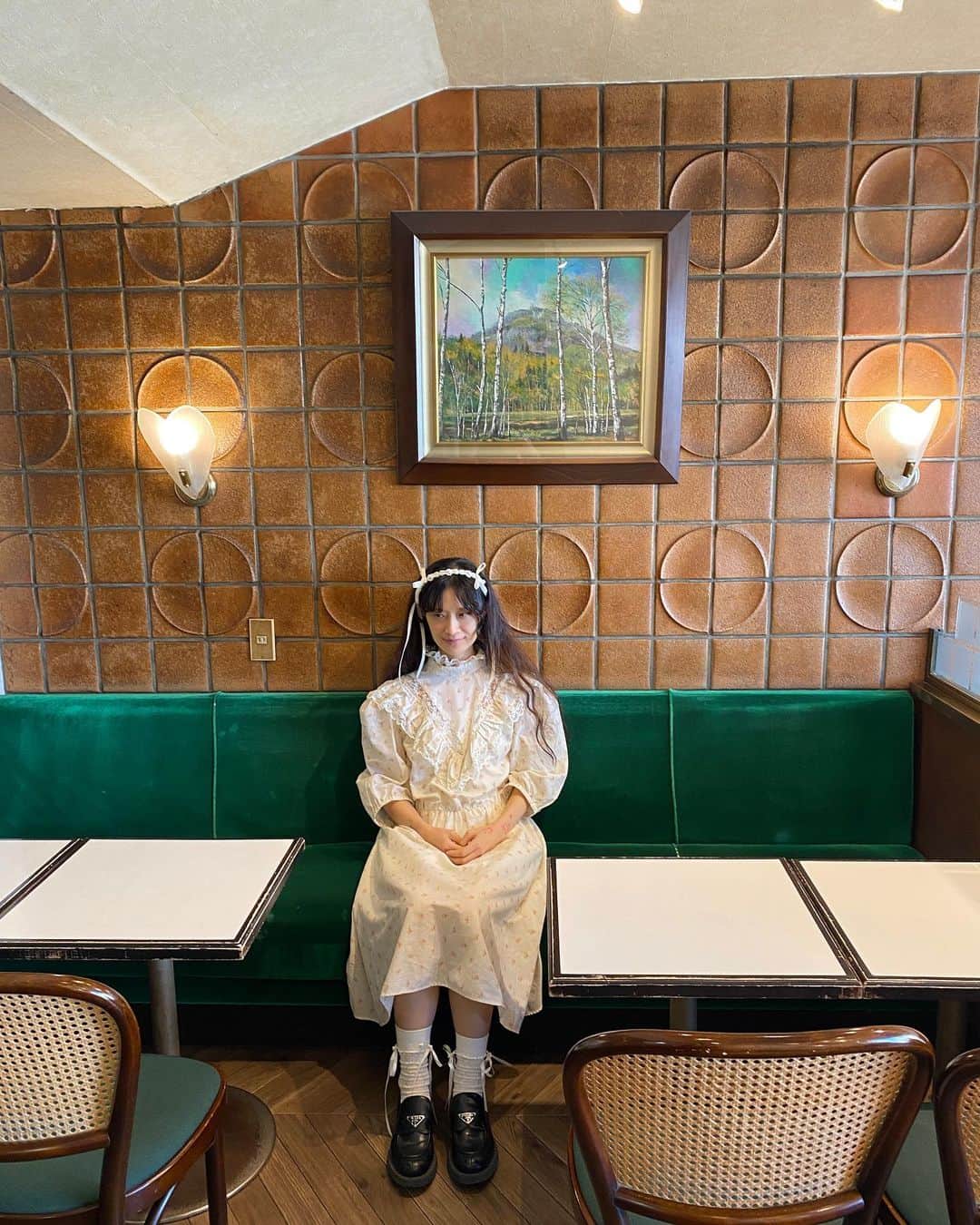 小藪奈央さんのインスタグラム写真 - (小藪奈央Instagram)「. 🦢🦢🦢 Love this retro cafe in Itabashi, Tokyo」12月3日 14時36分 - nao_now