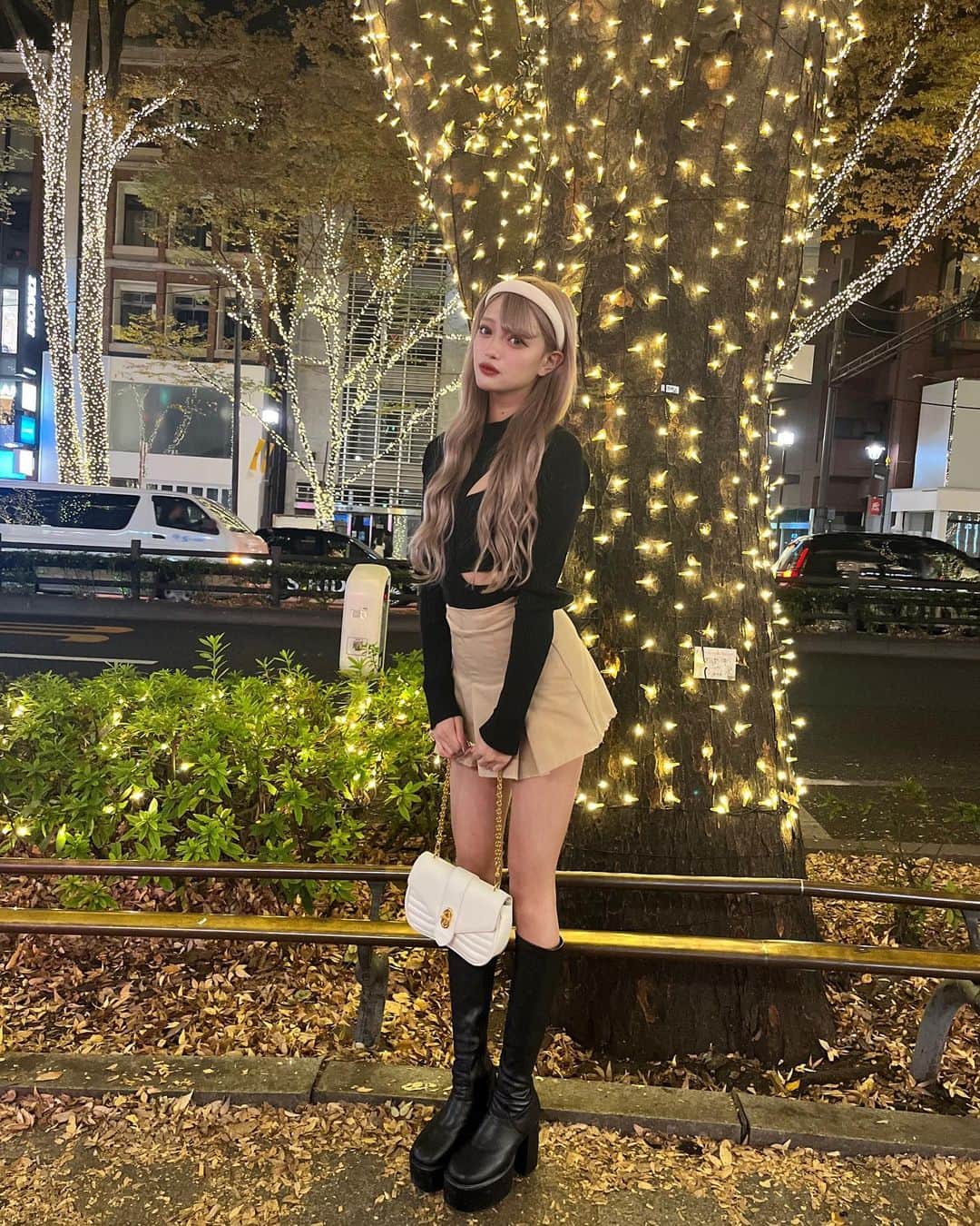 林姫奈妙さんのインスタグラム写真 - (林姫奈妙Instagram)「. 表参道イルミネーション行ってきたよ🌌✨✨  最近お気に入りの @duras_official さんのニットトップス♡ 首が詰まってるお洋服、ずっと苦手で挑戦してこなかったけどこのトップスはデザインも可愛くて肌見せしてる部分があるから圧迫感がなくて愛用できてるの😽❤️❤️  ハイネックや首が詰まってるお洋服が苦手な方でも可愛く着れるからここ最近で1番おすすめしたいお洋服です☺︎  #duras」12月3日 14時28分 - hayashi_hinata