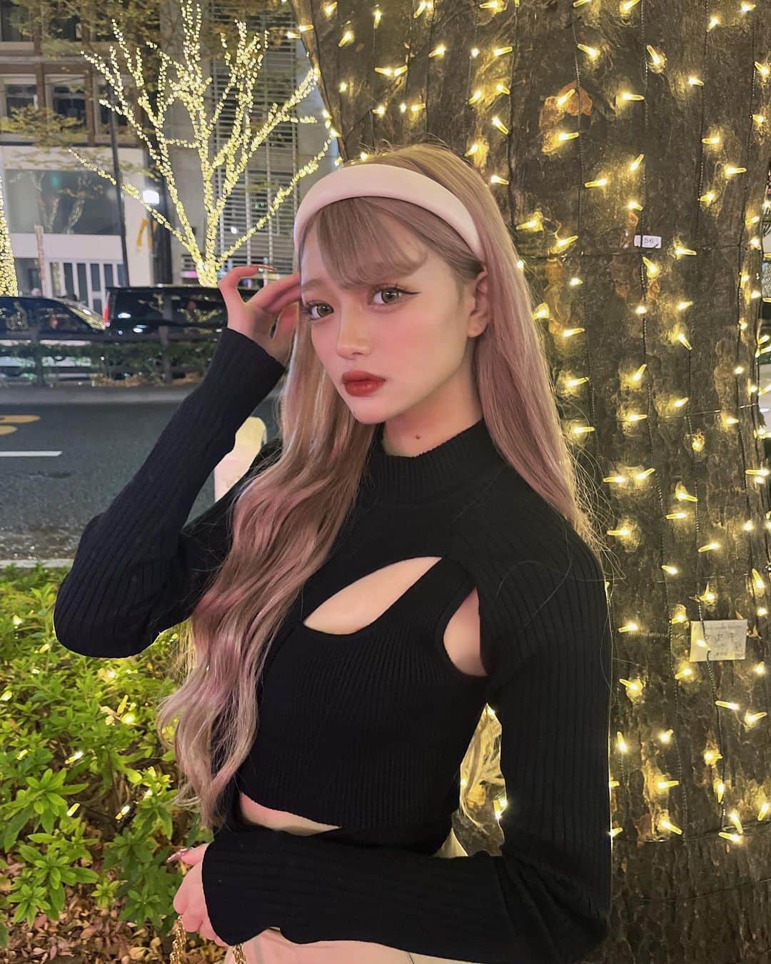 林姫奈妙さんのインスタグラム写真 - (林姫奈妙Instagram)「. 表参道イルミネーション行ってきたよ🌌✨✨  最近お気に入りの @duras_official さんのニットトップス♡ 首が詰まってるお洋服、ずっと苦手で挑戦してこなかったけどこのトップスはデザインも可愛くて肌見せしてる部分があるから圧迫感がなくて愛用できてるの😽❤️❤️  ハイネックや首が詰まってるお洋服が苦手な方でも可愛く着れるからここ最近で1番おすすめしたいお洋服です☺︎  #duras」12月3日 14時28分 - hayashi_hinata
