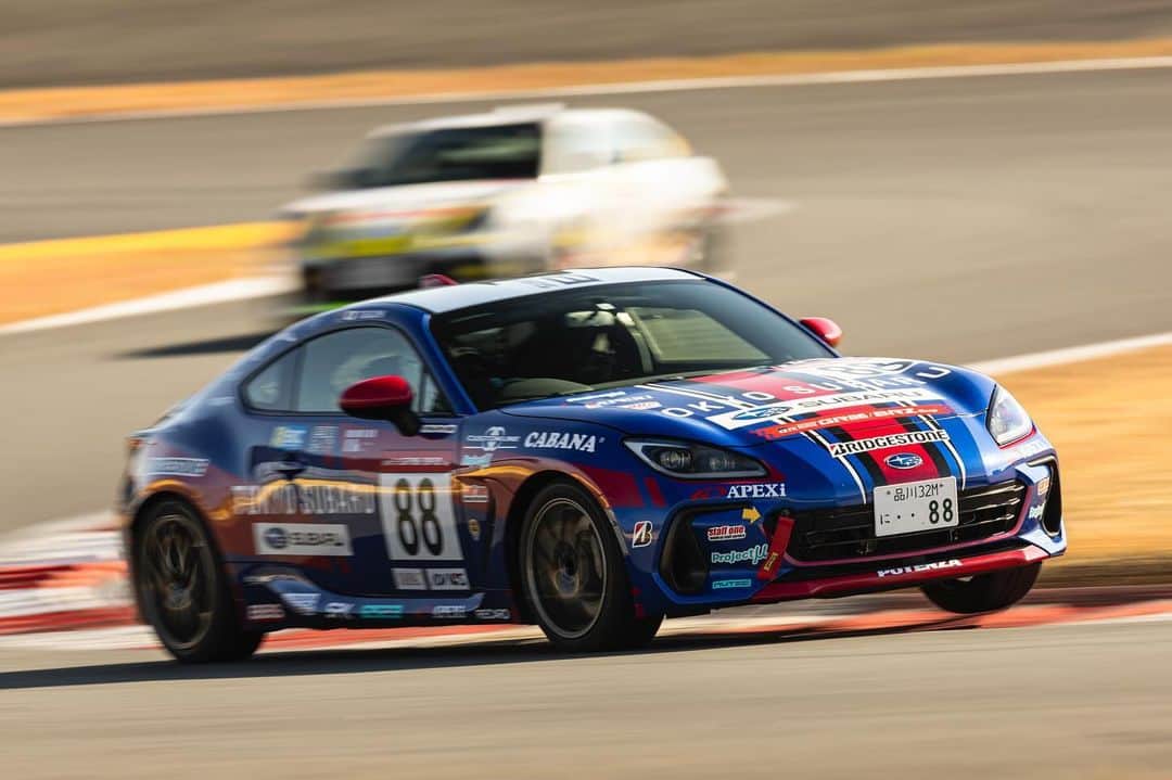 井口卓人のインスタグラム：「2023 TGR 86/BRZ Cup Round,7 FUJI【Team Takuty】photo. 86/BRZ Cup第7戦富士スピードウェイの写真です📷  ♯87 千葉スバルレーシング 久保凛太郎 予選13位・決勝7位  ♯88 東京スバルレーシング 井口卓人 予選17位・決勝リタイア  チーム発足1年目で、#88 がシリーズチャンピオン、#87 がシリーズ6位を獲得することができました。沢山のご声援ありがとうございました😊  #益田和久カメラマン @masudakazuhisa_photographer」