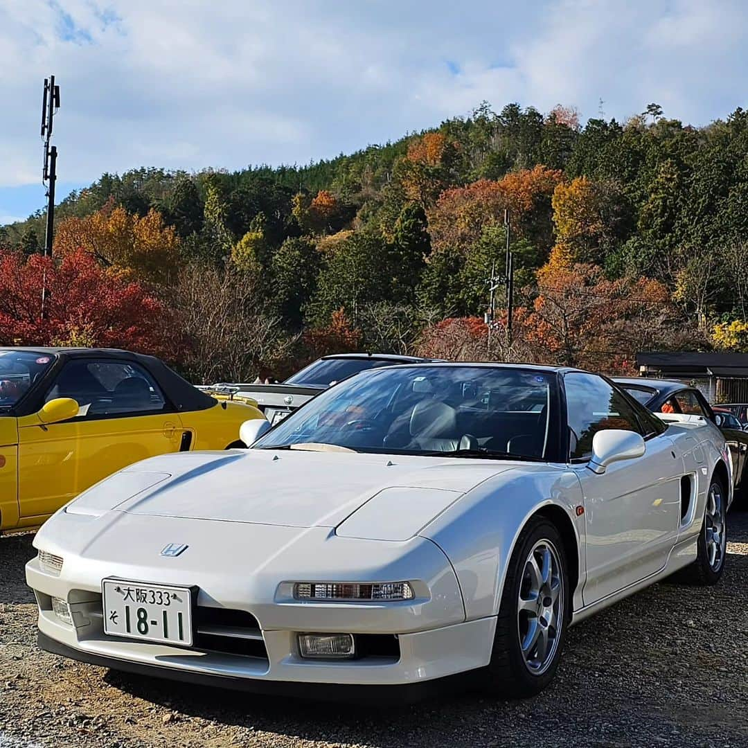 竹内弘一さんのインスタグラム写真 - (竹内弘一Instagram)「フロムセブンミーティング 年に一度の車好きが集まるお祭り 11年前に初めて参加してオークションの司会を務めさせていただいて以来、 都合がつくときは参加しています。 クルマも輸入車から国産から新型から旧車まで幅広く、どのクルマも愛情一杯かけられて幸せそう。みなさんボランティアで運営されているので私もボランティアで司会をさせていただいています。オークションの売上は京都新聞社会福祉事業団を通じて寄付されます。 ちなみに、最近気になるクルマは初代NSXとポルシェ911です。年々911が気になってきます。あー！還暦まで我慢できるかなあ(笑)  #フロムセブンミーティング #fromsevenmeeting」12月3日 14時37分 - takeuchi_koichi