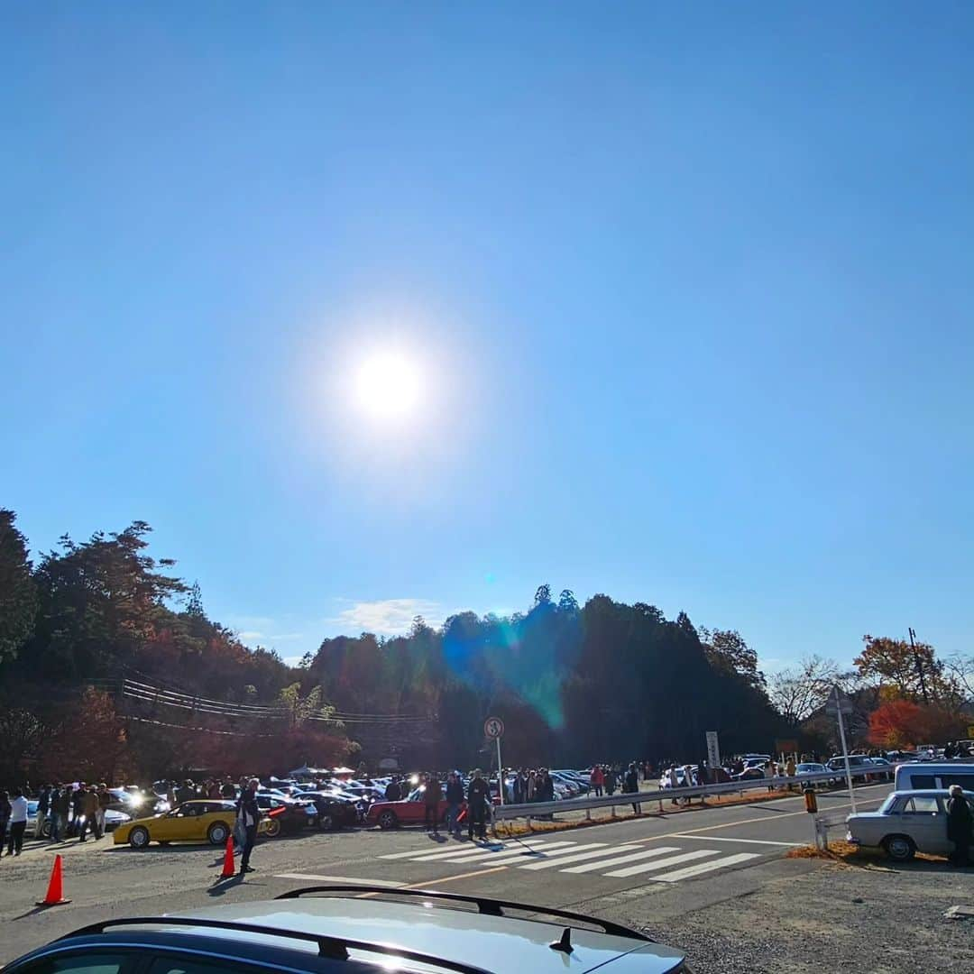 竹内弘一さんのインスタグラム写真 - (竹内弘一Instagram)「フロムセブンミーティング 年に一度の車好きが集まるお祭り 11年前に初めて参加してオークションの司会を務めさせていただいて以来、 都合がつくときは参加しています。 クルマも輸入車から国産から新型から旧車まで幅広く、どのクルマも愛情一杯かけられて幸せそう。みなさんボランティアで運営されているので私もボランティアで司会をさせていただいています。オークションの売上は京都新聞社会福祉事業団を通じて寄付されます。 ちなみに、最近気になるクルマは初代NSXとポルシェ911です。年々911が気になってきます。あー！還暦まで我慢できるかなあ(笑)  #フロムセブンミーティング #fromsevenmeeting」12月3日 14時37分 - takeuchi_koichi