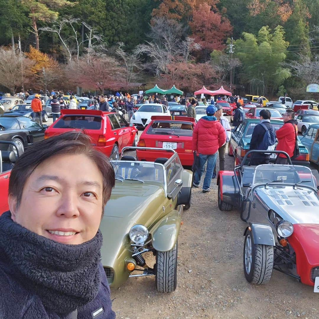 竹内弘一のインスタグラム：「フロムセブンミーティング 年に一度の車好きが集まるお祭り 11年前に初めて参加してオークションの司会を務めさせていただいて以来、 都合がつくときは参加しています。 クルマも輸入車から国産から新型から旧車まで幅広く、どのクルマも愛情一杯かけられて幸せそう。みなさんボランティアで運営されているので私もボランティアで司会をさせていただいています。オークションの売上は京都新聞社会福祉事業団を通じて寄付されます。 ちなみに、最近気になるクルマは初代NSXとポルシェ911です。年々911が気になってきます。あー！還暦まで我慢できるかなあ(笑)  #フロムセブンミーティング #fromsevenmeeting」