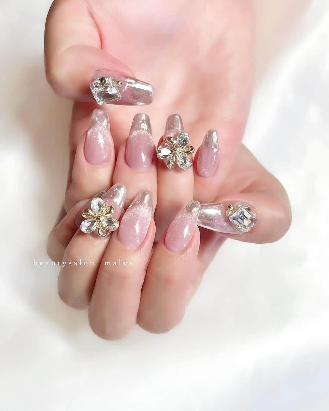 nailsalon malva（ネイルサロンマルヴァ）さんのインスタグラム写真 - (nailsalon malva（ネイルサロンマルヴァ）Instagram)「【フレンチスタイル125】で予約可能✨ ⁡ 新しく入荷したホワイトマグネットと ホワイトのミラーを使ったデザイン♡ ⁡ ホワイトマグネットは粒子が細かく華奢な印象に♪ ⁡ ミラーの部分はシルバーではなく、ホワイトなのでピカピカしてるのですが、光り方が少し柔らかい雰囲気になります✨ ⁡ 大きなキラキラパーツものせているので、 今のホリデーシーズンにもピッタリです🥰 ⁡ ⁡ ⁡ ↪︎ ネイルのケアと保証期間 ⁡ malvaのネイルはドライケア、カットスタイルも込みです。 保証期間は約4週間となります（※ご新規様は3週間となります）。 ⁡ ＿＿＿＿＿＿＿＿＿＿＿＿＿ ⁡ ⁡ 𝐛𝐞𝐚𝐮𝐭𝐲𝐬𝐚𝐥𝐨𝐧 𝐦𝐚𝐥𝐯𝐚⠀ 📍明治神宮前駅｜原宿駅　徒歩𝟑分 ⠀ 💬ご予約やお問い合わせ 𝐋𝐈𝐍𝐄から承っております @ 𝐦𝐚𝐥𝐯𝐚 ⁡ お気軽にご連絡ください♡ ⁡ ⁡ ＿＿＿＿＿＿＿＿＿＿＿＿＿＿ ⁡ ▸ジェルネイル｜スカルプ｜ネイルケア ▸まつげカール｜まつげエクステ｜ワンホンエクステ ▸ハーブよもぎ蒸し ▸ワックス脱毛 ⁡ \ アシスタント募集中💁‍♀️ / ⁡ ▸リモート可オンラインの画像動画制作アシスタント ▸サロンワーク全般アシスタント ⁡ ⁡ #冬ネイル2023 #マグネットネイル #ワンホンネイル　#冬ネイルデザイン #malva #malvaネイル  #マグネットグラデネイル  #原宿ネイル #ホワイトネイル  #表参道ネイル #東京ネイルサロン　#明治神宮前ネイル #新宿ネイル #千駄ヶ谷ネイル  #harajukunails #tokyonails #tokyonailsalon ⁡」12月3日 14時39分 - malva_nail