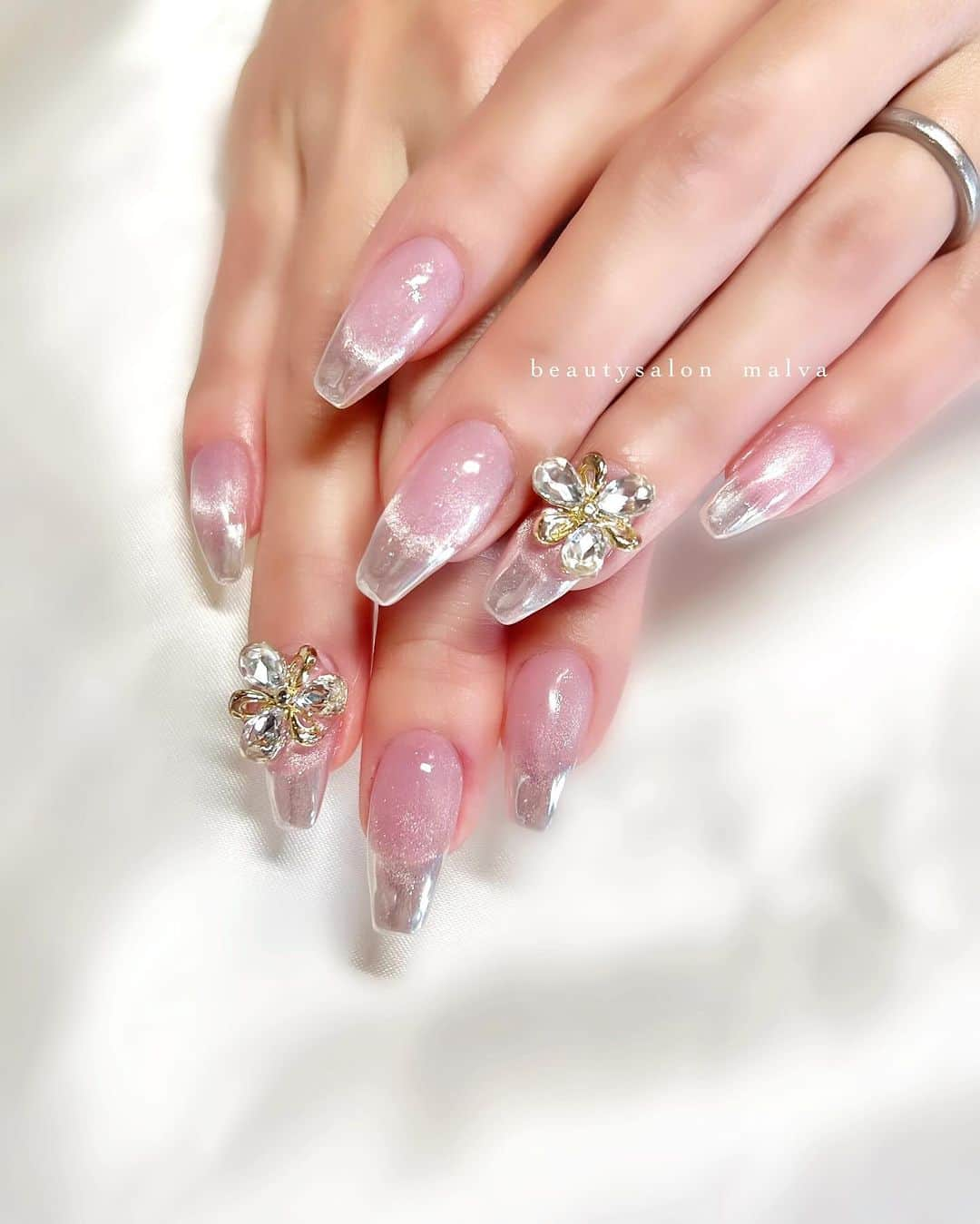 nailsalon malva（ネイルサロンマルヴァ）さんのインスタグラム写真 - (nailsalon malva（ネイルサロンマルヴァ）Instagram)「【フレンチスタイル125】で予約可能✨ ⁡ 新しく入荷したホワイトマグネットと ホワイトのミラーを使ったデザイン♡ ⁡ ホワイトマグネットは粒子が細かく華奢な印象に♪ ⁡ ミラーの部分はシルバーではなく、ホワイトなのでピカピカしてるのですが、光り方が少し柔らかい雰囲気になります✨ ⁡ 大きなキラキラパーツものせているので、 今のホリデーシーズンにもピッタリです🥰 ⁡ ⁡ ⁡ ↪︎ ネイルのケアと保証期間 ⁡ malvaのネイルはドライケア、カットスタイルも込みです。 保証期間は約4週間となります（※ご新規様は3週間となります）。 ⁡ ＿＿＿＿＿＿＿＿＿＿＿＿＿ ⁡ ⁡ 𝐛𝐞𝐚𝐮𝐭𝐲𝐬𝐚𝐥𝐨𝐧 𝐦𝐚𝐥𝐯𝐚⠀ 📍明治神宮前駅｜原宿駅　徒歩𝟑分 ⠀ 💬ご予約やお問い合わせ 𝐋𝐈𝐍𝐄から承っております @ 𝐦𝐚𝐥𝐯𝐚 ⁡ お気軽にご連絡ください♡ ⁡ ⁡ ＿＿＿＿＿＿＿＿＿＿＿＿＿＿ ⁡ ▸ジェルネイル｜スカルプ｜ネイルケア ▸まつげカール｜まつげエクステ｜ワンホンエクステ ▸ハーブよもぎ蒸し ▸ワックス脱毛 ⁡ \ アシスタント募集中💁‍♀️ / ⁡ ▸リモート可オンラインの画像動画制作アシスタント ▸サロンワーク全般アシスタント ⁡ ⁡ #冬ネイル2023 #マグネットネイル #ワンホンネイル　#冬ネイルデザイン #malva #malvaネイル  #マグネットグラデネイル  #原宿ネイル #ホワイトネイル  #表参道ネイル #東京ネイルサロン　#明治神宮前ネイル #新宿ネイル #千駄ヶ谷ネイル  #harajukunails #tokyonails #tokyonailsalon ⁡」12月3日 14時39分 - malva_nail