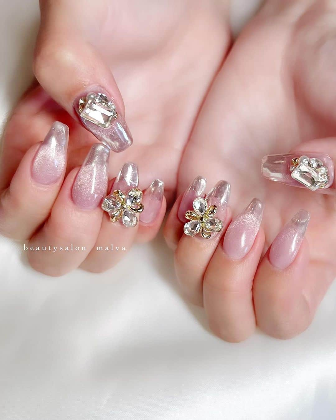 nailsalon malva（ネイルサロンマルヴァ）さんのインスタグラム写真 - (nailsalon malva（ネイルサロンマルヴァ）Instagram)「【フレンチスタイル125】で予約可能✨ ⁡ 新しく入荷したホワイトマグネットと ホワイトのミラーを使ったデザイン♡ ⁡ ホワイトマグネットは粒子が細かく華奢な印象に♪ ⁡ ミラーの部分はシルバーではなく、ホワイトなのでピカピカしてるのですが、光り方が少し柔らかい雰囲気になります✨ ⁡ 大きなキラキラパーツものせているので、 今のホリデーシーズンにもピッタリです🥰 ⁡ ⁡ ⁡ ↪︎ ネイルのケアと保証期間 ⁡ malvaのネイルはドライケア、カットスタイルも込みです。 保証期間は約4週間となります（※ご新規様は3週間となります）。 ⁡ ＿＿＿＿＿＿＿＿＿＿＿＿＿ ⁡ ⁡ 𝐛𝐞𝐚𝐮𝐭𝐲𝐬𝐚𝐥𝐨𝐧 𝐦𝐚𝐥𝐯𝐚⠀ 📍明治神宮前駅｜原宿駅　徒歩𝟑分 ⠀ 💬ご予約やお問い合わせ 𝐋𝐈𝐍𝐄から承っております @ 𝐦𝐚𝐥𝐯𝐚 ⁡ お気軽にご連絡ください♡ ⁡ ⁡ ＿＿＿＿＿＿＿＿＿＿＿＿＿＿ ⁡ ▸ジェルネイル｜スカルプ｜ネイルケア ▸まつげカール｜まつげエクステ｜ワンホンエクステ ▸ハーブよもぎ蒸し ▸ワックス脱毛 ⁡ \ アシスタント募集中💁‍♀️ / ⁡ ▸リモート可オンラインの画像動画制作アシスタント ▸サロンワーク全般アシスタント ⁡ ⁡ #冬ネイル2023 #マグネットネイル #ワンホンネイル　#冬ネイルデザイン #malva #malvaネイル  #マグネットグラデネイル  #原宿ネイル #ホワイトネイル  #表参道ネイル #東京ネイルサロン　#明治神宮前ネイル #新宿ネイル #千駄ヶ谷ネイル  #harajukunails #tokyonails #tokyonailsalon ⁡」12月3日 14時39分 - malva_nail