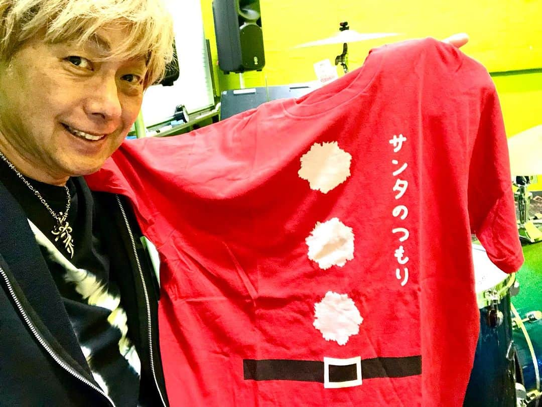 小柳“Cherry”昌法のインスタグラム：「今日は洗足音大R&Pコースの 冬の音楽祭"音楽遺産"の最終日！ ボクが参加する演奏曲"恋人がサンタクロース"。 でもってコレを着るのです！w  このTシャツは 去年のリンドちゃんライブでも着たんだよねー！ 楽しみまーす♪♪♪ 🤟😁 #小柳Cherry昌法 #drummer_cherry #ドラマー #tamadrums #zildjian #aspr #ロッポ」