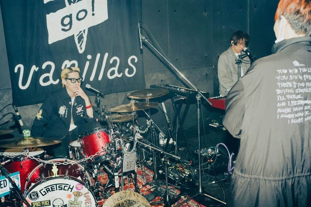 ジェットセイヤのインスタグラム：「rehearsal🥁🎸 #DREAMS tour 2023.12.2 TAKAMATSU festhalle @go_go_vanillas_official  photographer @renzo1101」