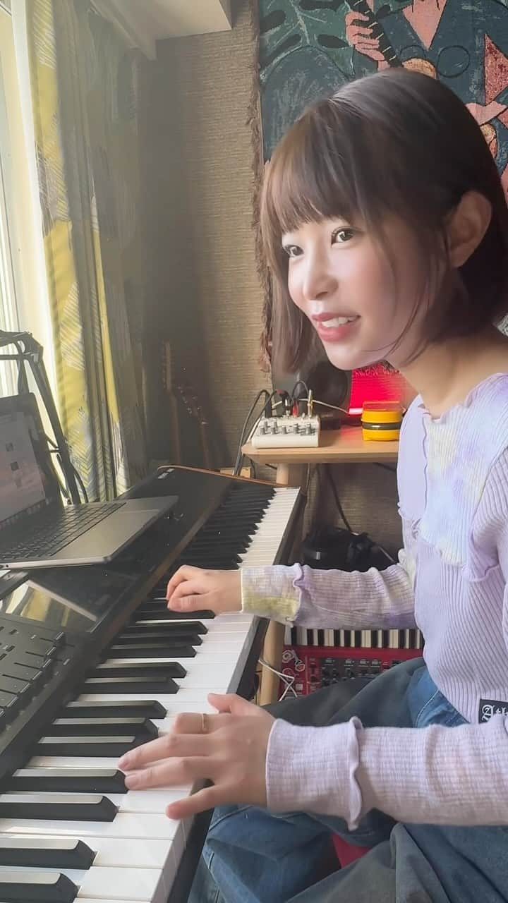 JU!iEのインスタグラム：「子どもの頃この曲全然ラブソングと思わなかったが、日本語分かるようになってきて、、ガッツリラブソングのことに驚きました😳  this song just can’t get out of my head so I had to do this 🌙  なんとなくC-maj7(9)はめっちゃセーラームーンを感じる。。。  #sailormoon #moonlightdensetsu #セーラームーン #ムーンライト伝説 #美少女戰士」