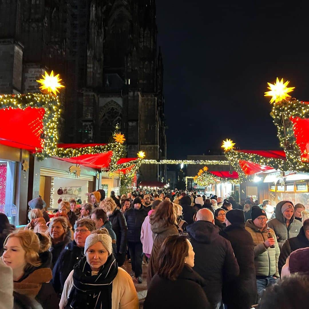 荒木優里さんのインスタグラム写真 - (荒木優里Instagram)「✈️ 🇩🇪ドイツ旅行🇩🇪 〜ケルン①〜  クリスマスマーケット3ヶ所目はケルン🎄  駅の目の前でアクセス抜群👍かつ ケルン大聖堂の真横という素晴らしいロケーション🥹💓  かなり混雑していたので みんなとはぐれないように必死になりつつ、 荷物にも気を付けながら楽しみました😁🌟  この日2杯目のホットチョコレートを飲み、 限定マグをおみやげに🩷  ケルン市内だけでも何ヶ所も マーケットが開かれているなんて 知らなかったので驚きでした😳❣️  今回は近場だけ巡りましたが、 それぞれに飾り付けの雰囲気が違って 見比べるのもおもしろかったですよ〜🪅  予想外のスピードで回る観覧車もありました🤭🎡  #thanksgivingtrip #ドイツ旅行 #germany  #ケルン #köln #クリスマスマーケット#christmasmarket  #アメリカ生活 #アメリカ暮らし #ニューヨーク #ニューヨーク生活  #ニューヨーク暮らし #ニューヨーク在住 #Newyork #NYC #NY #アメリカ在住日本人 #帯同妻 #渡米記録 #海外生活 #travel #trip #旅行好き #アナウンサー #フリーアナウンサー #荒木優里 #荒木優里のゆるりアメリカ生活」12月3日 14時47分 - yuriaraki0726