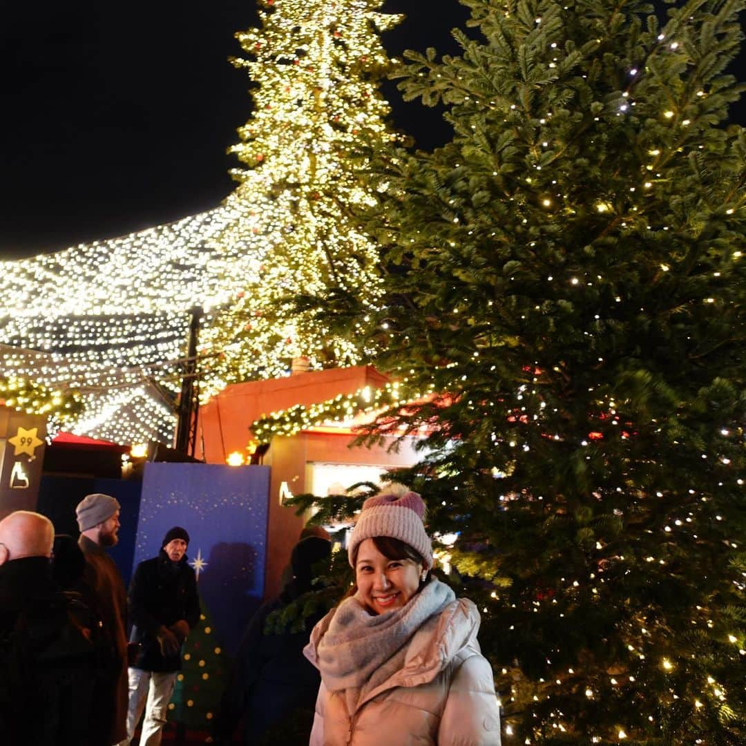 荒木優里のインスタグラム：「✈️ 🇩🇪ドイツ旅行🇩🇪 〜ケルン①〜  クリスマスマーケット3ヶ所目はケルン🎄  駅の目の前でアクセス抜群👍かつ ケルン大聖堂の真横という素晴らしいロケーション🥹💓  かなり混雑していたので みんなとはぐれないように必死になりつつ、 荷物にも気を付けながら楽しみました😁🌟  この日2杯目のホットチョコレートを飲み、 限定マグをおみやげに🩷  ケルン市内だけでも何ヶ所も マーケットが開かれているなんて 知らなかったので驚きでした😳❣️  今回は近場だけ巡りましたが、 それぞれに飾り付けの雰囲気が違って 見比べるのもおもしろかったですよ〜🪅  予想外のスピードで回る観覧車もありました🤭🎡  #thanksgivingtrip #ドイツ旅行 #germany  #ケルン #köln #クリスマスマーケット#christmasmarket  #アメリカ生活 #アメリカ暮らし #ニューヨーク #ニューヨーク生活  #ニューヨーク暮らし #ニューヨーク在住 #Newyork #NYC #NY #アメリカ在住日本人 #帯同妻 #渡米記録 #海外生活 #travel #trip #旅行好き #アナウンサー #フリーアナウンサー #荒木優里 #荒木優里のゆるりアメリカ生活」