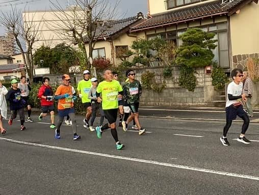 小田和奏さんのインスタグラム写真 - (小田和奏Instagram)「今年も #国宝松江城マラソン2023 無事完走しました！ 予報より容赦ない土砂降りと海風など中々にバッドコンディションでしたが、最後まで折れる事なく予定より早めにゴール出来ました。タイムはネットで3時間42分20秒。45分くらいだと思ってたのでミッションコンプリート！ 沿道とアプリからの応援は本当に励みになります。 本当にありがとうございました！  hommeの2人も無事完走！素晴らしい！  さて、着替えて今夜は松江ライブです。 まだまだ元気！大いに唄います！」12月3日 14時49分 - kazusou