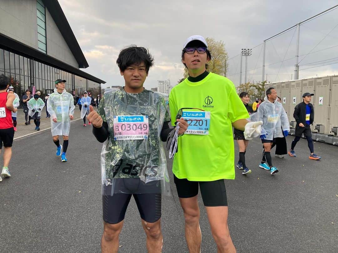 小田和奏さんのインスタグラム写真 - (小田和奏Instagram)「今年も #国宝松江城マラソン2023 無事完走しました！ 予報より容赦ない土砂降りと海風など中々にバッドコンディションでしたが、最後まで折れる事なく予定より早めにゴール出来ました。タイムはネットで3時間42分20秒。45分くらいだと思ってたのでミッションコンプリート！ 沿道とアプリからの応援は本当に励みになります。 本当にありがとうございました！  hommeの2人も無事完走！素晴らしい！  さて、着替えて今夜は松江ライブです。 まだまだ元気！大いに唄います！」12月3日 14時49分 - kazusou