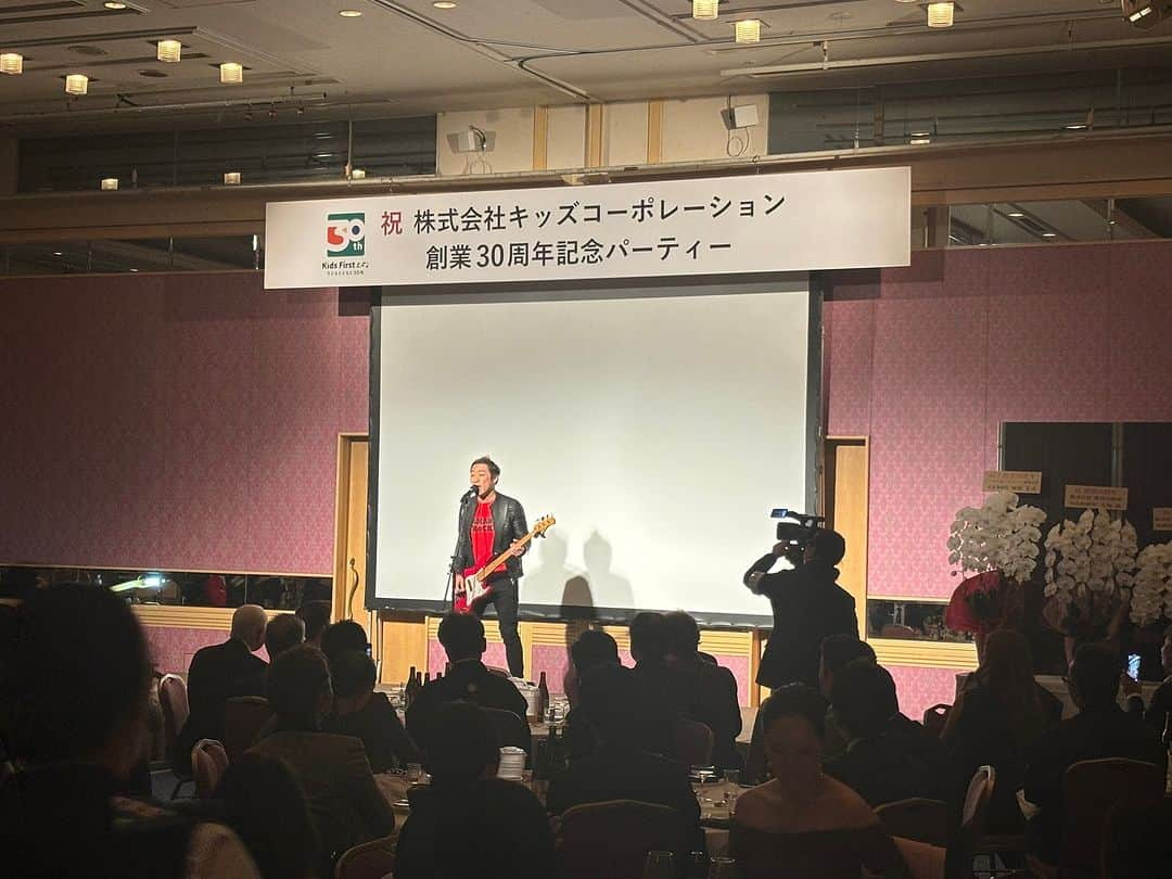 はなわのインスタグラム：「今日は朝から宇都宮へ＾＾ 株式会社キッズコーポレーションさんの30周年記念パーティーにサプライズゲストとして呼んで頂きました。 おめでとうございます㊗️ 大塚社長ありがとうございます(^｡^) #キッズコーポレーション #宇都宮」