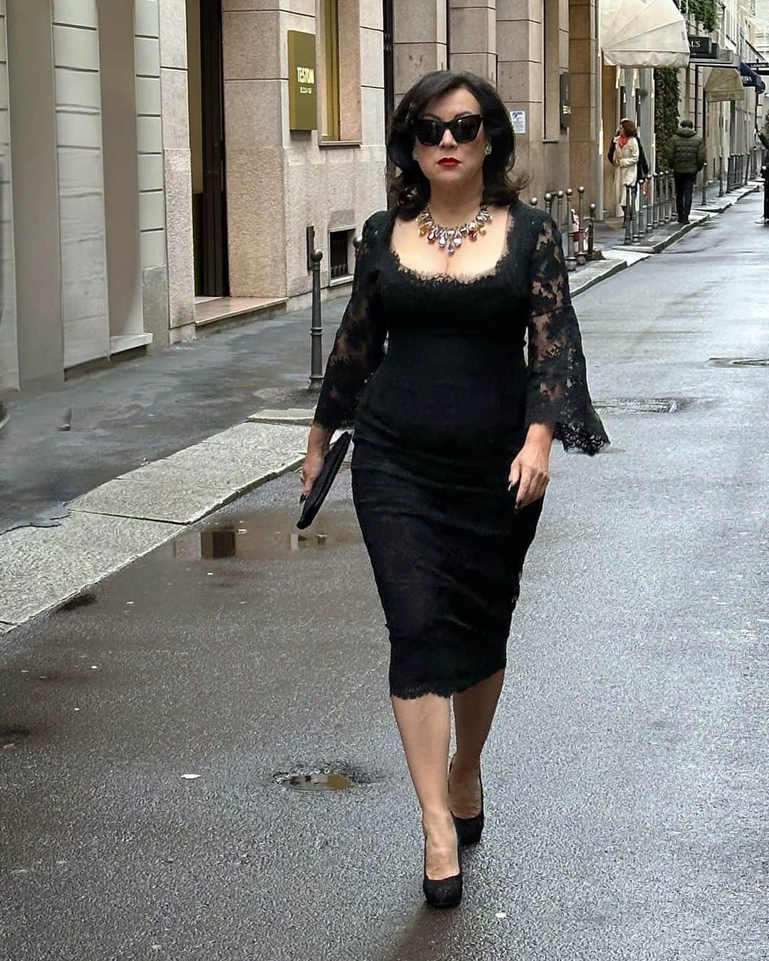 ジェニファー・ティリーのインスタグラム：「In #Milan now.   📸 Pic by @cameronsilver  #DGAltaModa #DolceGabbana」